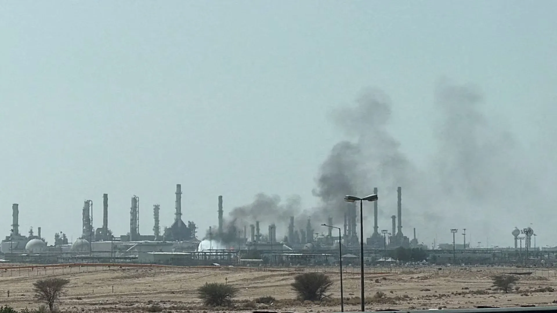 Khói bốc lên từ đám cháy tại nhà máy lọc dầu Aramco ở phía nam thủ đô Riyadh, Saudi Arabia, ngày 3-10 - Ảnh: REUTERS