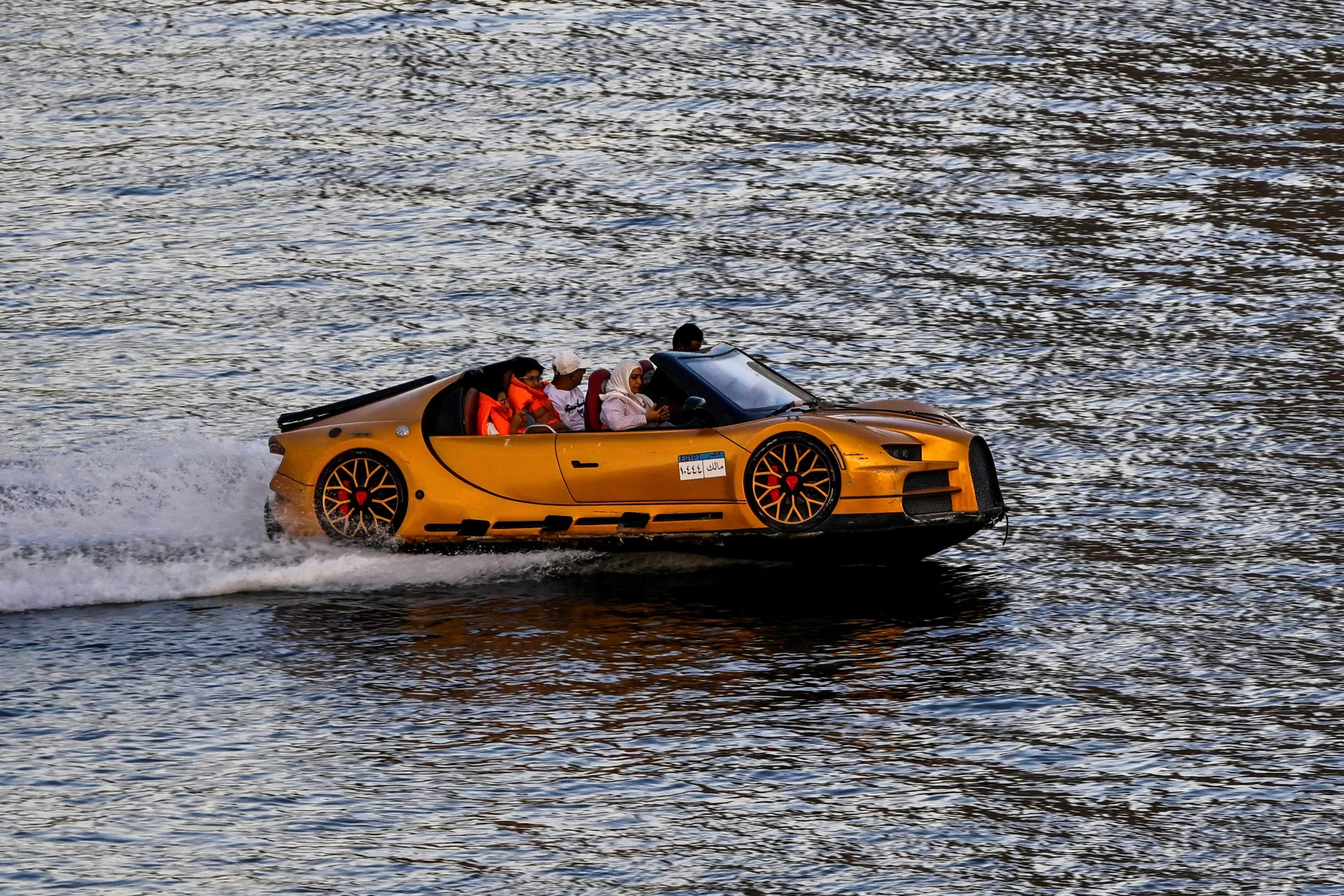Một chiếc taxi đường thủy có thiết kế hình ô tô di chuyển trên sông Nile, đoạn qua trung tâm thủ đô Cairo, Ai Cập, ngày 15-10 - Ảnh: AFP