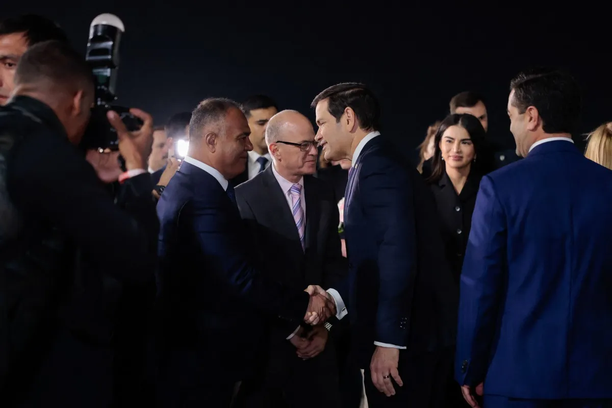 Thống đốc Samarkand Adiz Boboev đón Ngoại trưởng Mỹ Marco Rubio tại sân bay khi ông đến tham dự hội nghị cấp bộ trưởng C5+1 ở Samarkand, Uzbekistan ngày 18-10-2026 - Ảnh: AFP