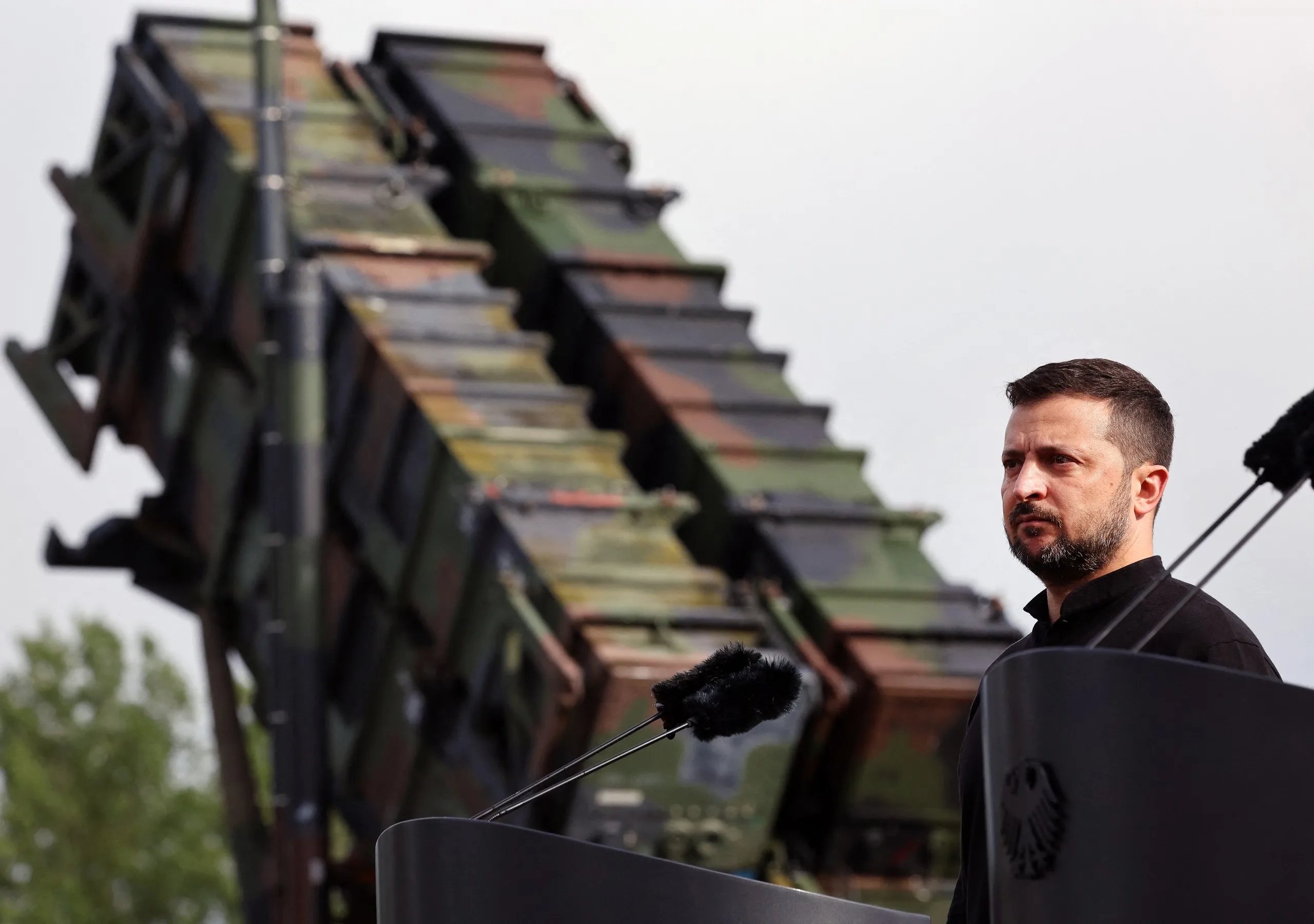 Tổng thống Ukraine Volodymyr Zelensky đứng cạnh hệ thống tên lửa phòng không Patriot ngày 11-6-2024 - Ảnh: AFP