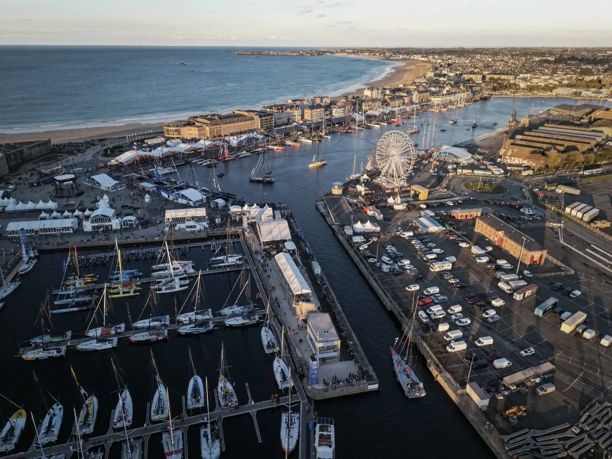 Ảnh chụp từ trên không ngày 20-10-2026 cho thấy làng Route du Rhum khi các thuyền buồm cập cảng Saint-Malo, tây bắc nước Pháp, vài ngày trước khi cuộc đua thuyền buồm Route du Rhum bắt đầu. Điểm xuất phát nằm tại Saint-Malo, trong khi đích đến là Pointe-à-Pitre, thuộc đảo Guadeloupe của Pháp ở hải ngoại - Ảnh: AFP
