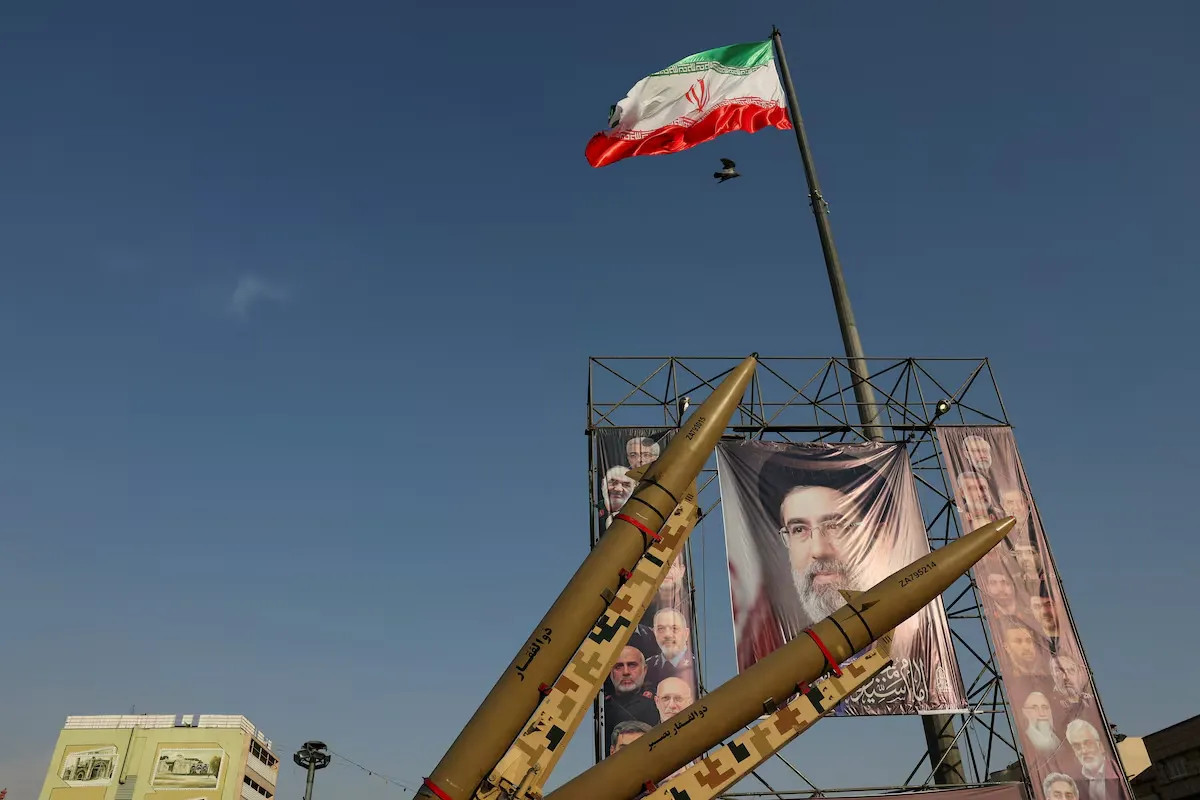 Tên lửa Iran được trưng bày bên cạnh hình ảnh Lãnh tụ tối cao Mojtaba Khamenei tại Tehran ngày 27-9 - Ảnh: REUTERS