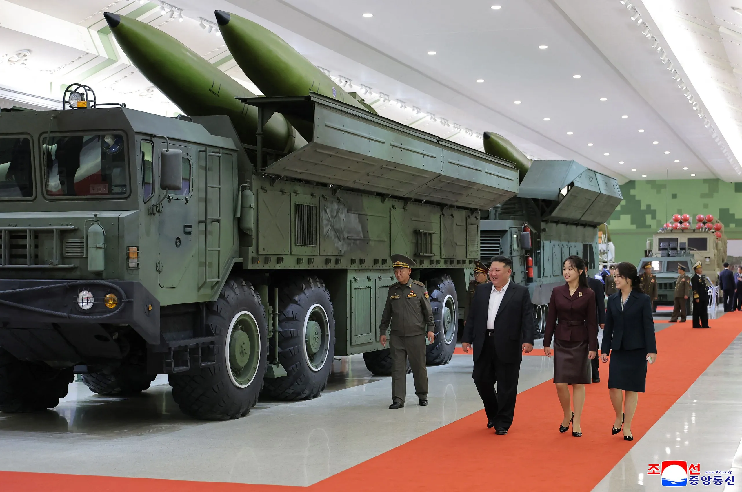 Ông Kim Jong Un cùng vợ và con gái tham quan bảo tàng quốc phòng tại Bình Nhưỡng ngày 11-10 - Ảnh: AFP