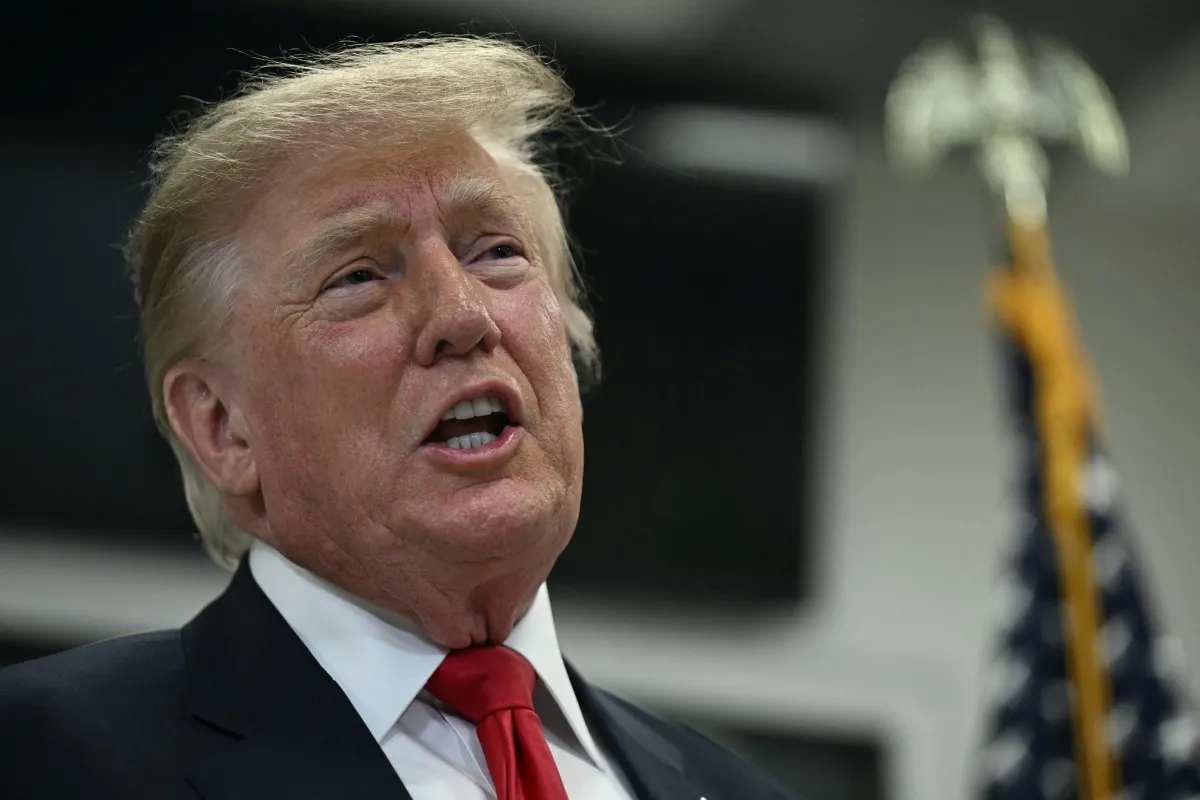 Tổng thống Mỹ Donald Trump trả lời báo chí sau khi bỏ phiếu trong cuộc bầu cử giữa nhiệm kỳ tại West Palm Beach, bang Florida, Mỹ ngày 24-10-2026 - Ảnh: AFP