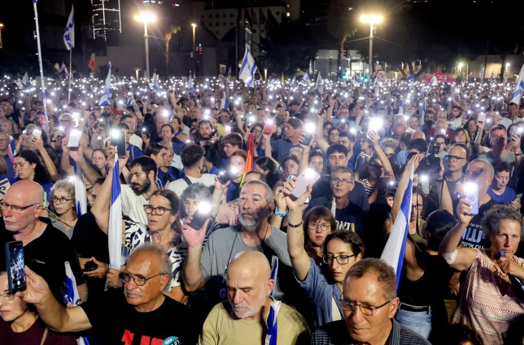 Người biểu tình tập trung tại Quảng trường Con tin ở Tel Aviv, Israel ngày 24-10-2026 - Ảnh: AFP