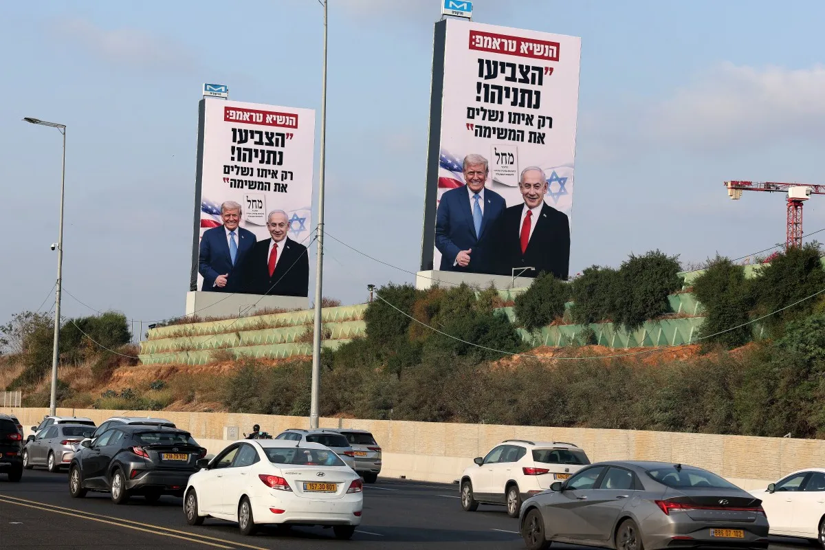 Hình ảnh Thủ tướng Israel Benjamin Netanyahu và Tổng thống Mỹ Donald Trump xuất hiện dọc đường cao tốc trước ngày bầu cử tại Tel Aviv, Israel ngày 25-10-2026 - Ảnh: AFP