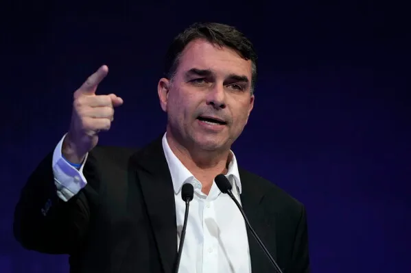 Ông Flavio Bolsonaro (45 tuổi), đồng minh của Tổng thống Mỹ Donald Trump, đã thất bại trước Tổng thống đương nhiệm Lula da Silva trong cuộc bầu cử tổng thống Brazil ngày 25-10 - Ảnh: AP