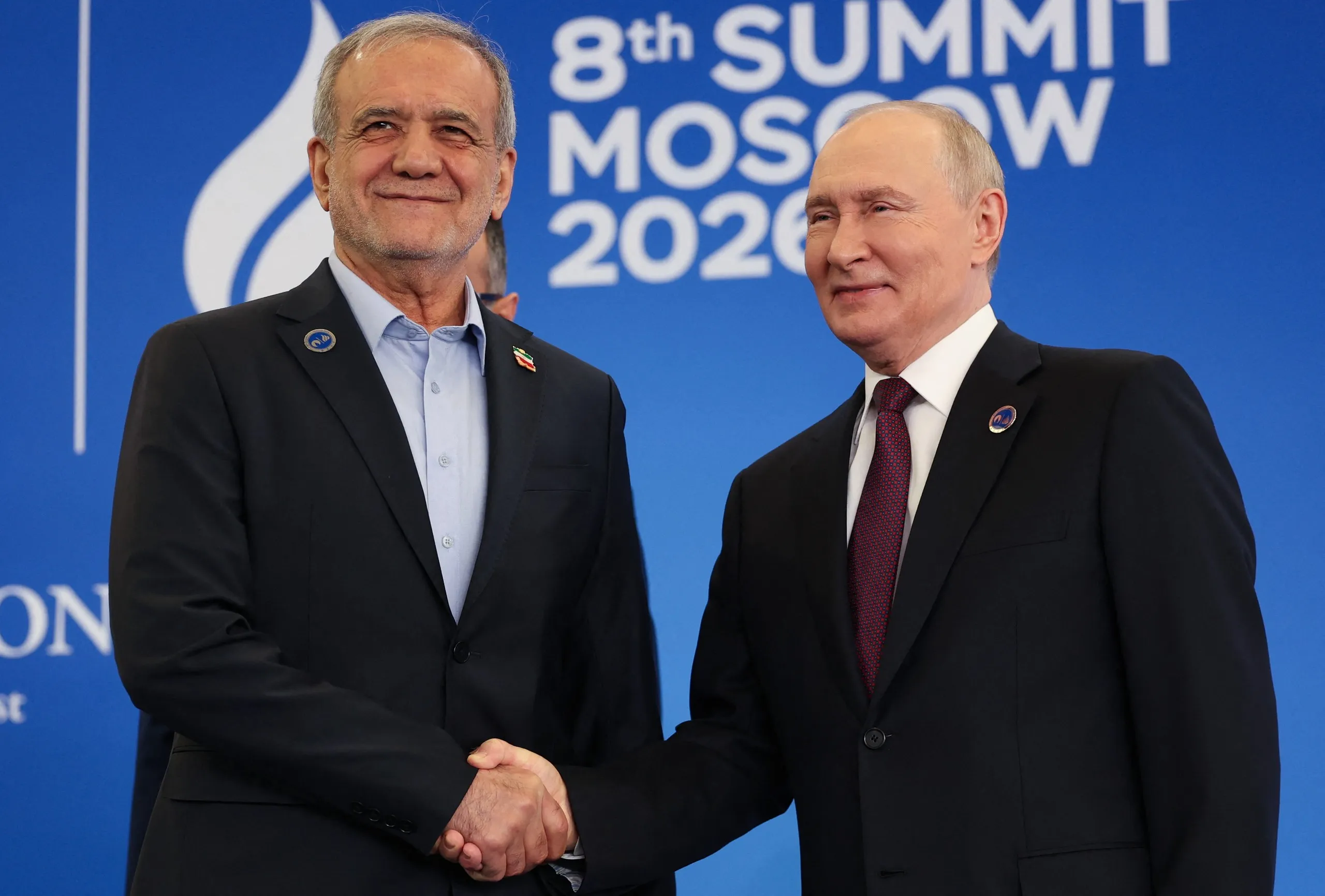 Tổng thống Nga Vladimir Putin đón tiếp Tổng thống Iran Masoud Pezeshkian bên lề Hội nghị thượng đỉnh Diễn đàn Các nước xuất khẩu khí đốt (GECF) tại Matxcơva ngày 27-10 - Ảnh: AFP