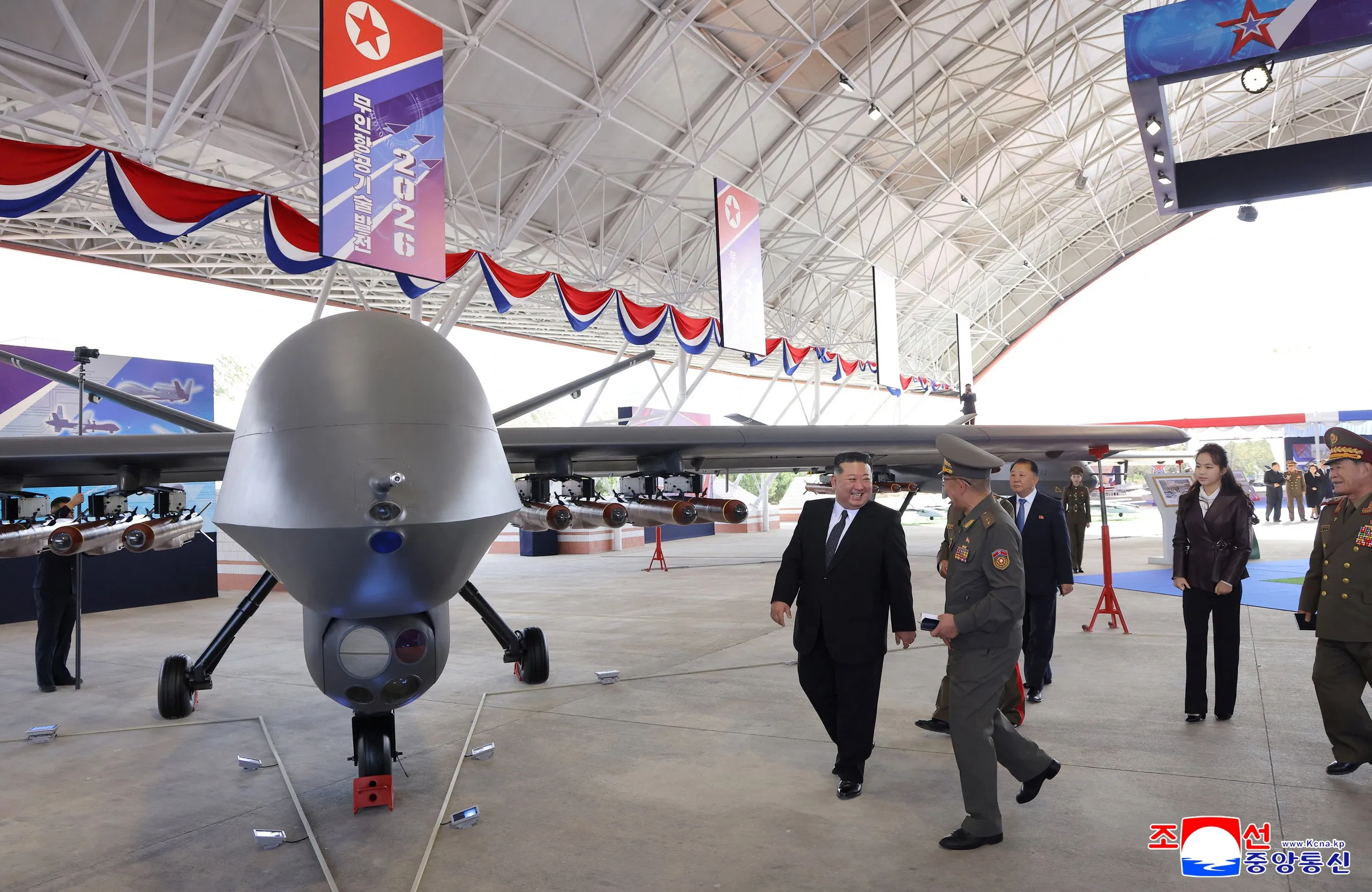 Ông Kim Jong Un tham dự buổi triển lãm công nghệ hàng không - Ảnh: REUTERS/KCNA