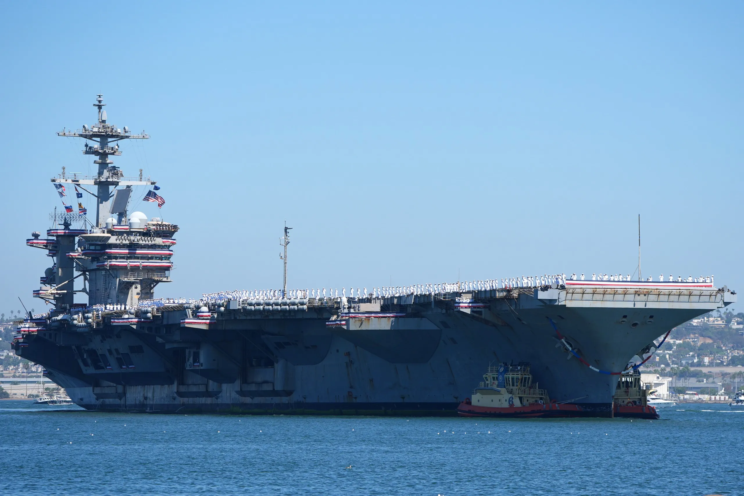 Các thủy thủ đoàn đứng trên tàu USS Abraham Lincoln khi con tàu chuẩn bị cập cảng tại California ngày 8-10 - Ảnh: AP