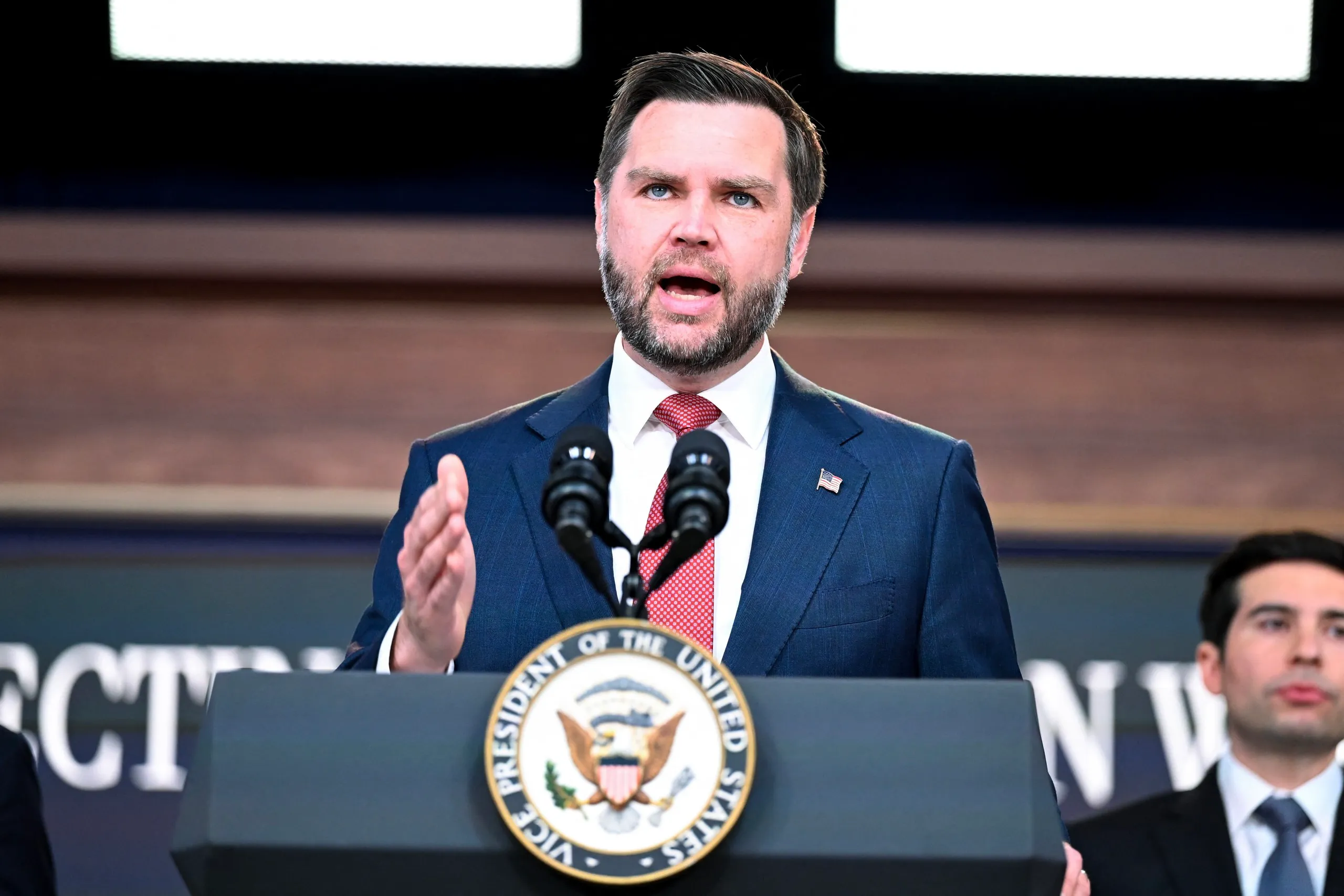 Phó Tổng thống Mỹ JD Vance phát biểu tại thủ đô Washington ngày 8-10 - Ảnh: AFP