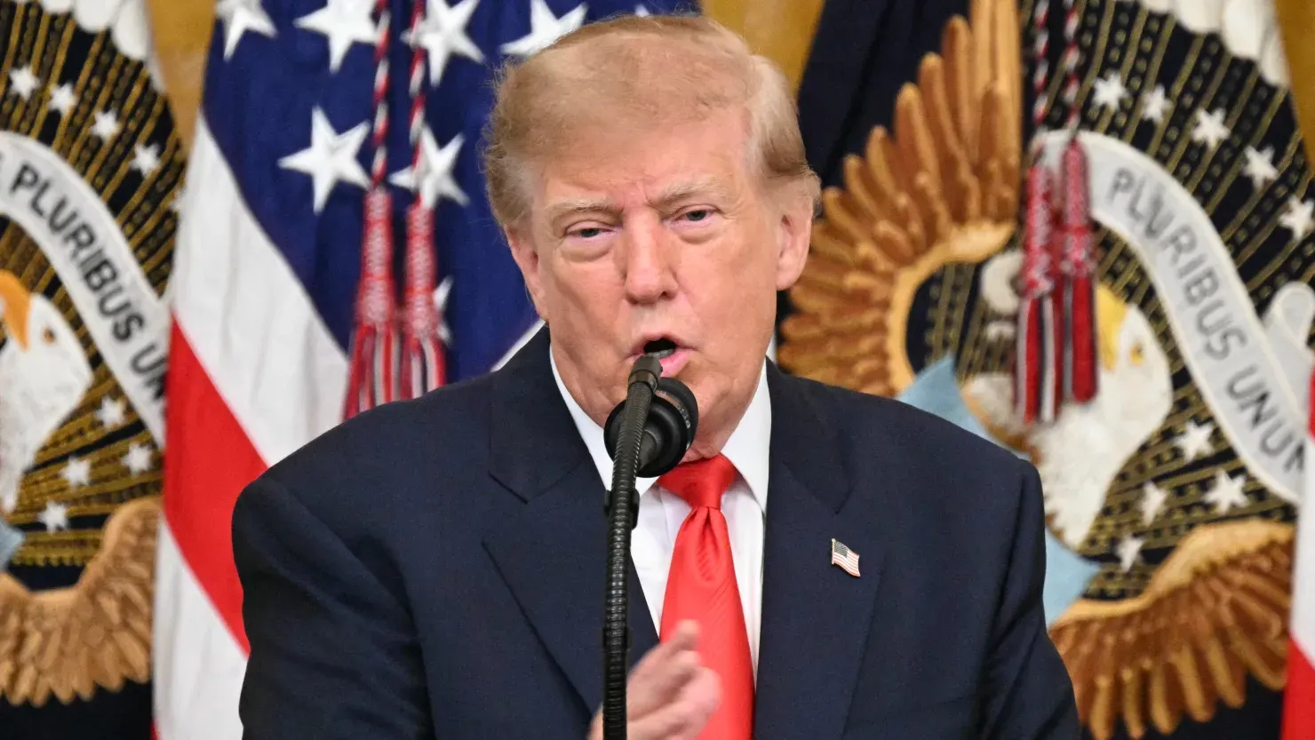 Ông Trump phát biểu tại một sự kiện ở Nhà Trắng ngày 9-10 - Ảnh: AFP