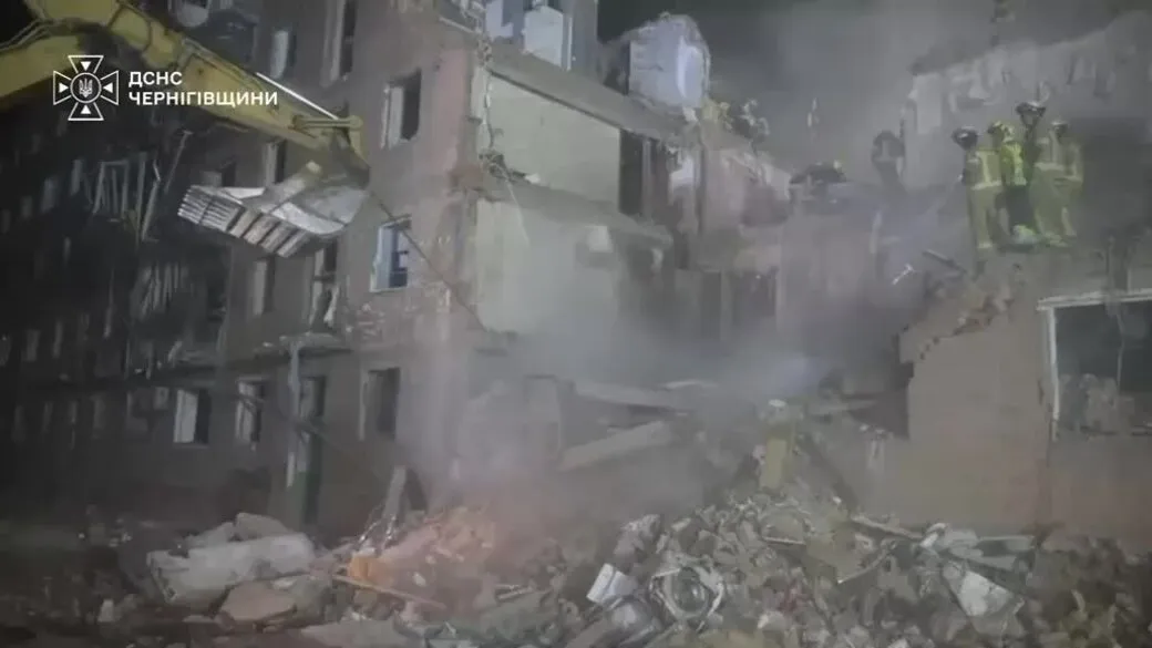 Hoạt động tìm kiếm cứu nạn tại địa điểm trúng tên lửa ở Pryluky, Ukraine trong video đăng ngày 8/10.