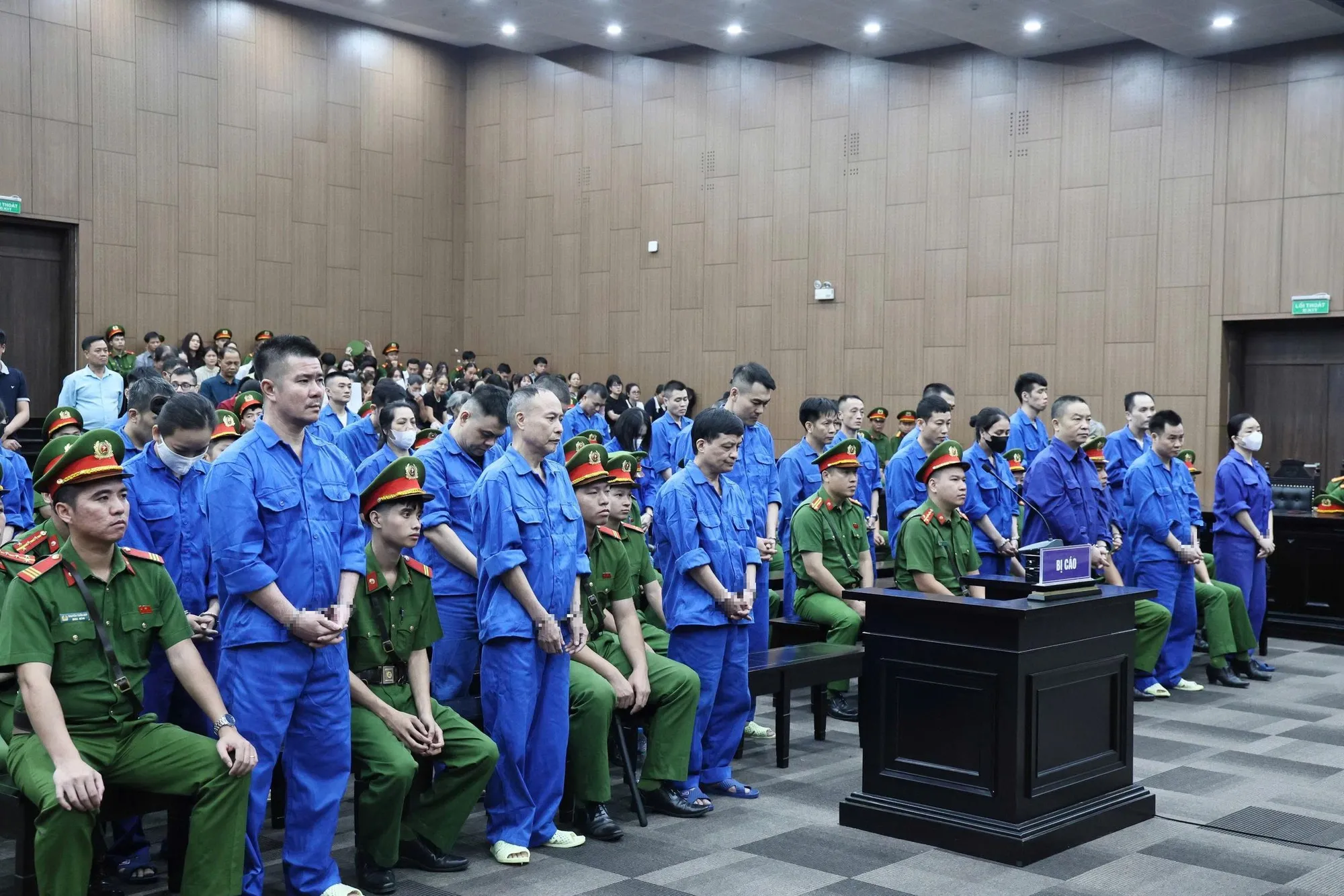 Các bị cáo nghe tòa tuyên án chiều 7-10 - Ảnh: GIANG LONG
