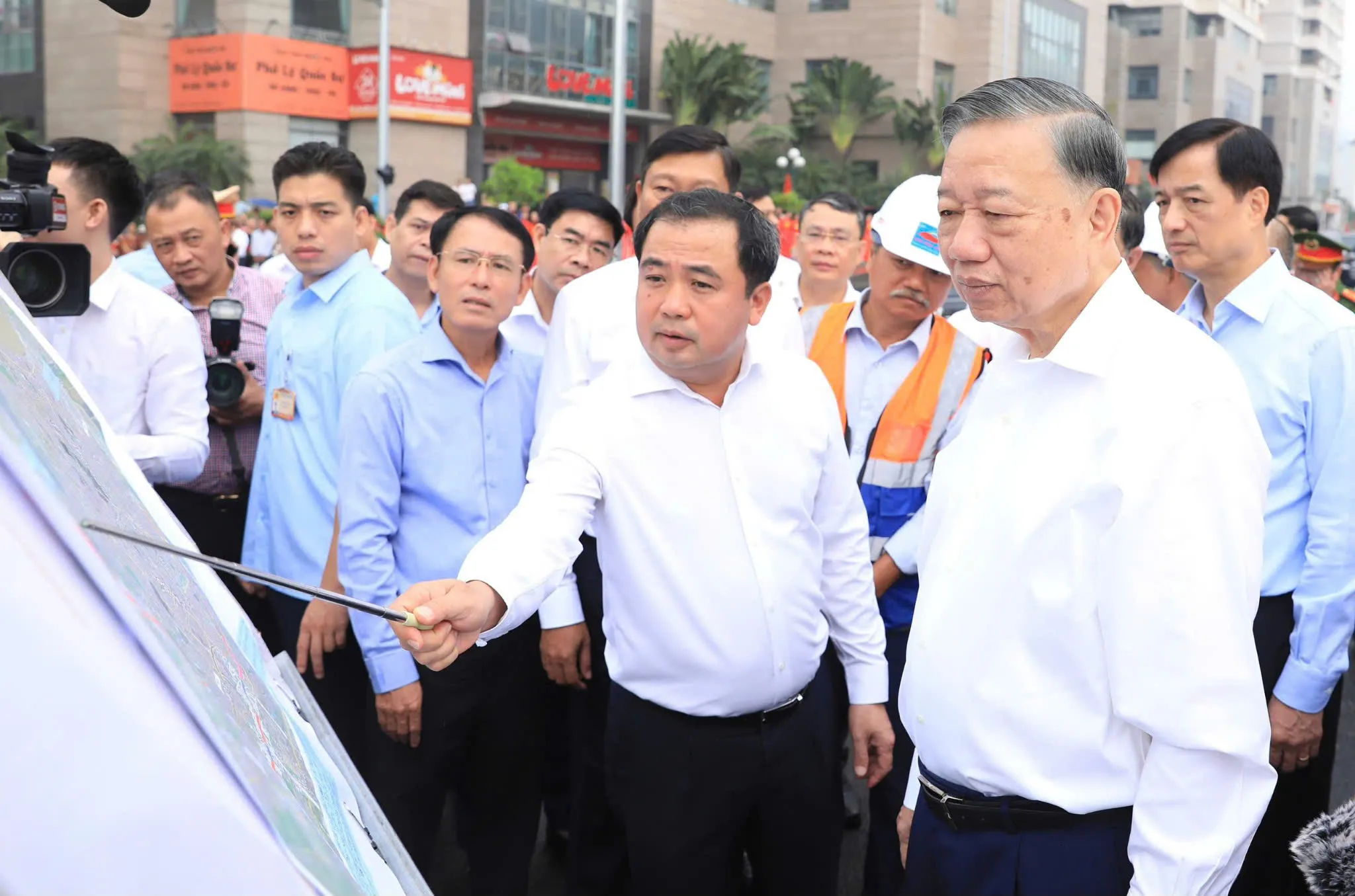 Tổng Bí thư, Chủ tịch nước Tô Lâm kiểm tra việc thực hiện dự án đường Vành đai 2,5 qua địa bàn phường Cầu Giấy.