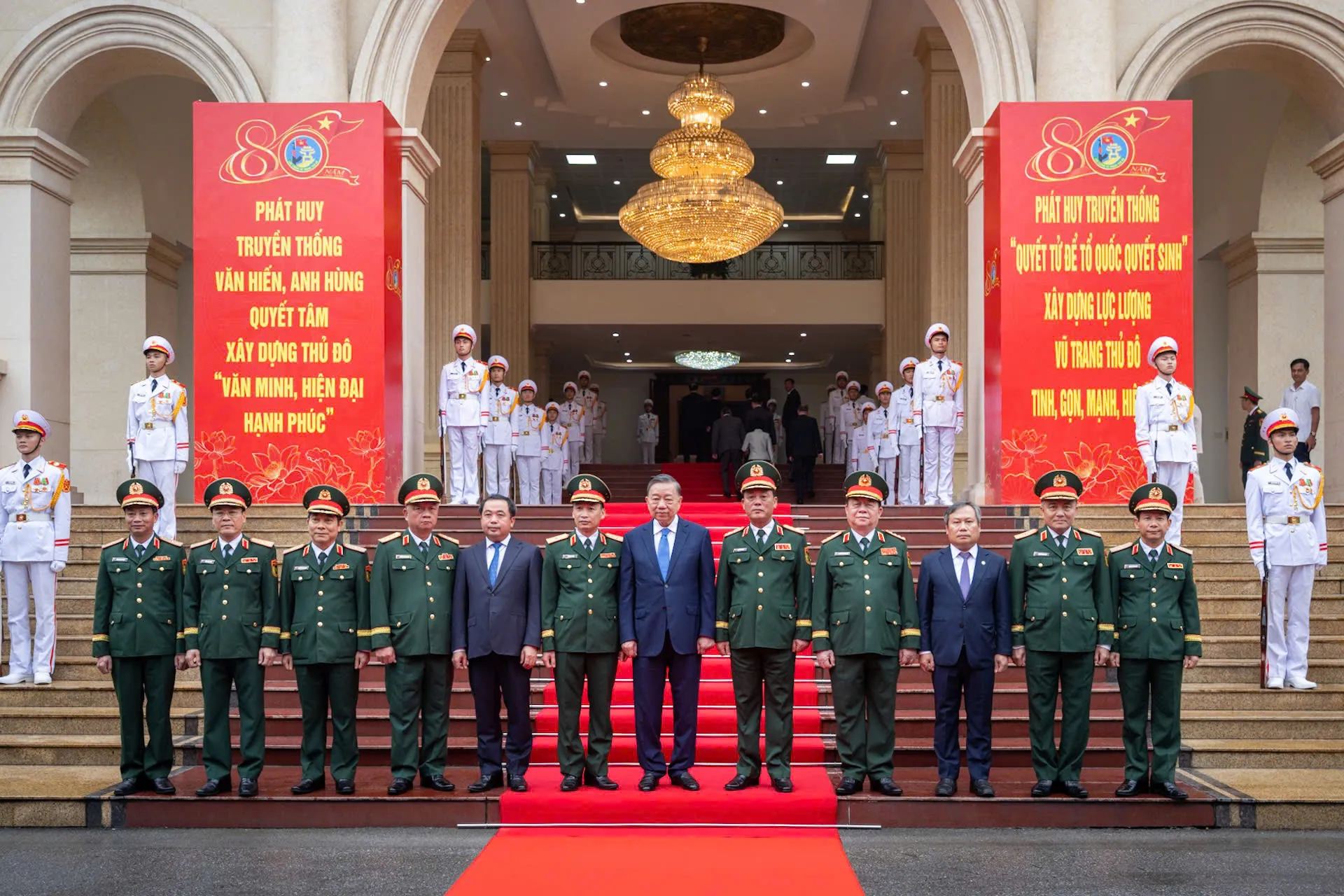 Tổng Bí thư, Chủ tịch nước Tô Lâm chụp ảnh lưu niệm tại Lễ kỷ niệm - Ảnh: VIỆT TRUNG