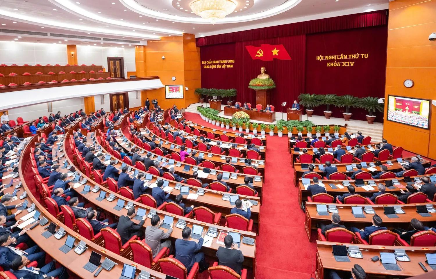 Quang cảnh Hội nghị Trung ương 4 - Ảnh: G.H.