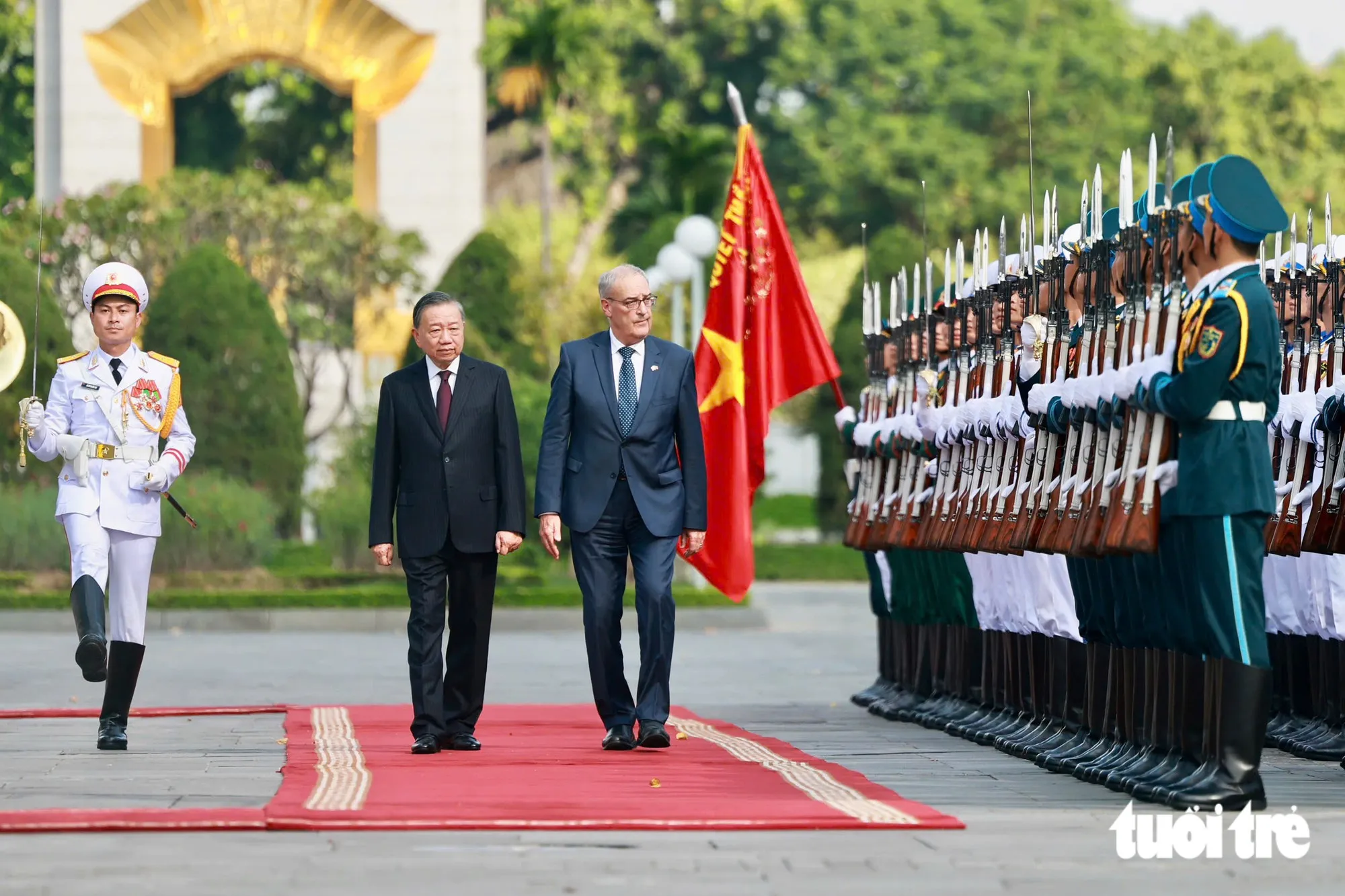 Tổng Bí thư, Chủ tịch nước Tô Lâm và Tổng thống Thụy Sĩ Guy Parmelin duyệt đội danh dự tại lễ đón chiều 17-10 - Ảnh: NGUYỄN KHÁNH