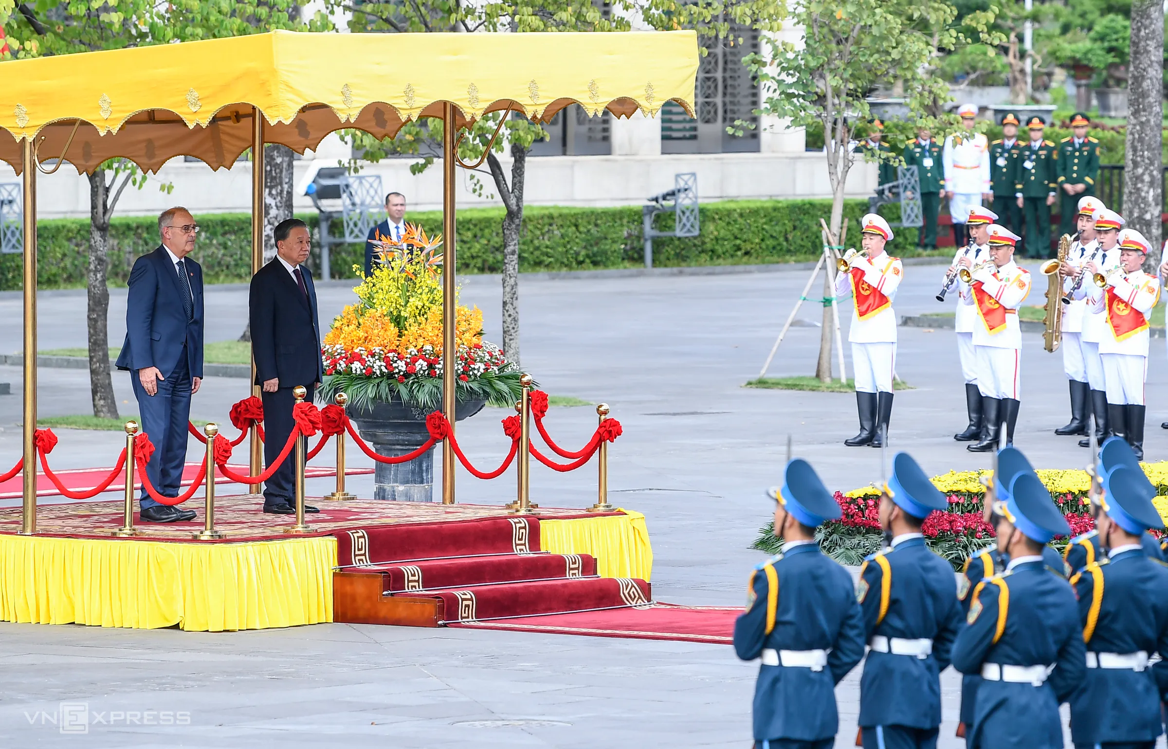 Tổng Bí thư, Chủ tịch nước Tô Lâm và Tổng thống Thụy Sĩ Guy Parmelin tại lễ đón ở Nhà Quốc hội chiều 17/10.