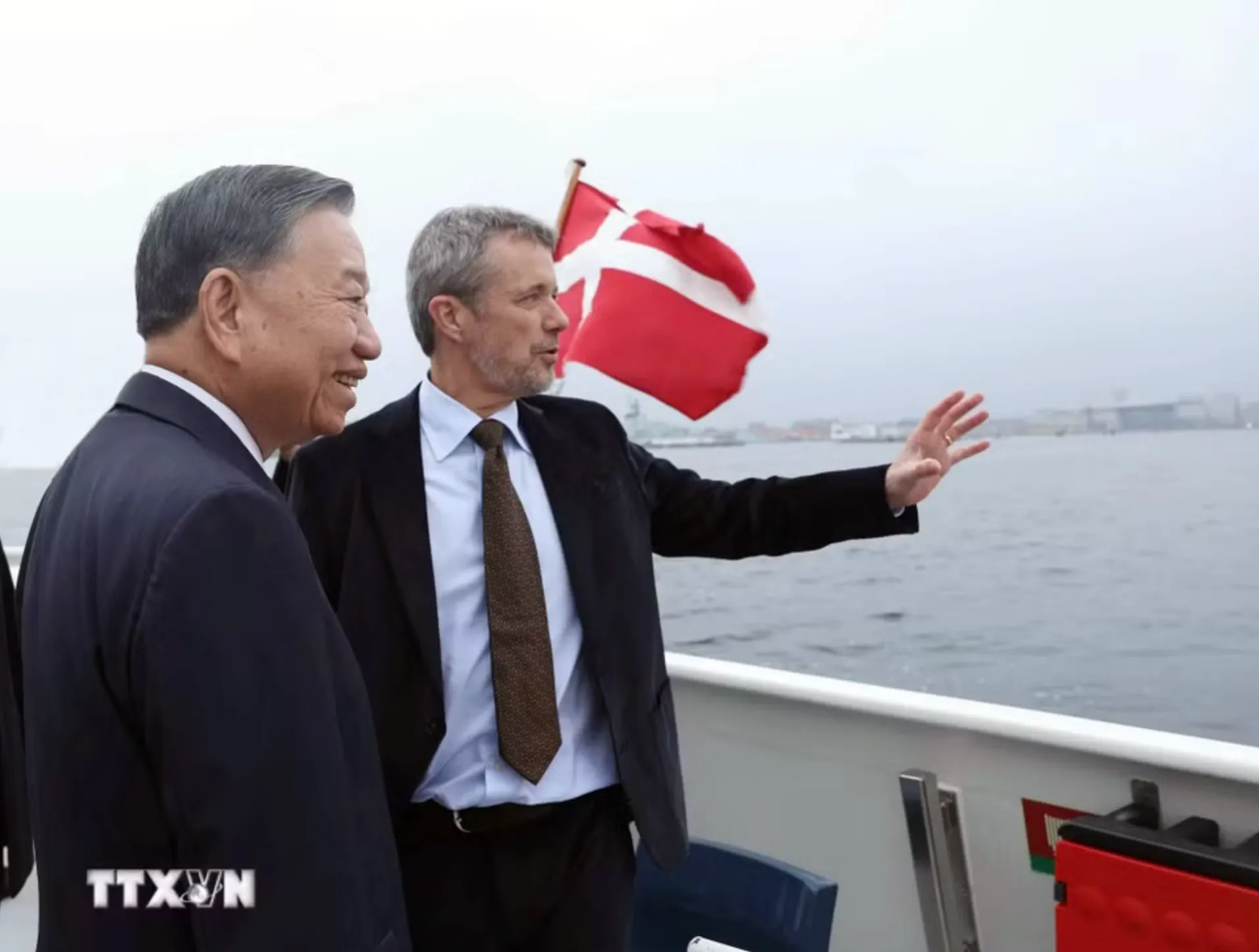 Tổng Bí thư, Chủ tịch nước Tô Lâm và Nhà vua Đan Mạch Frederik X trên tàu đi thăm dự án bán đảo nhân tạo Lynetteholmen sáng 21-10 - Ảnh: TTXVN