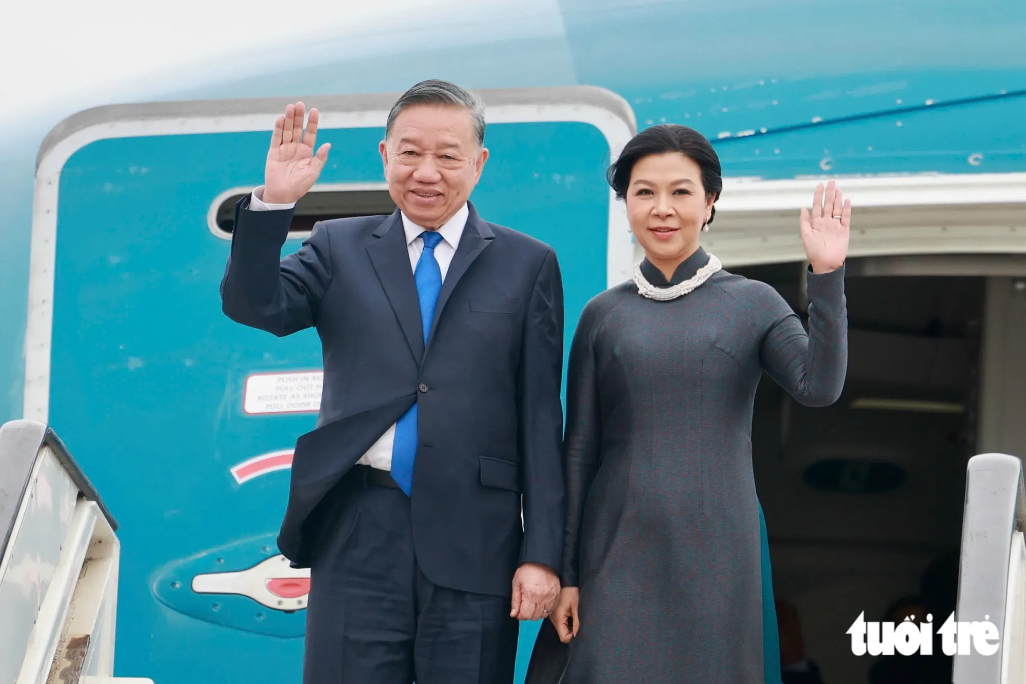 Tổng Bí thư, Chủ tịch nước Tô Lâm và Phu nhân Ngô Phương Ly tại sân bay quân sự Melsbroek, Bỉ ngày 21-10 - Ảnh: NGUYỄN KHÁNH
