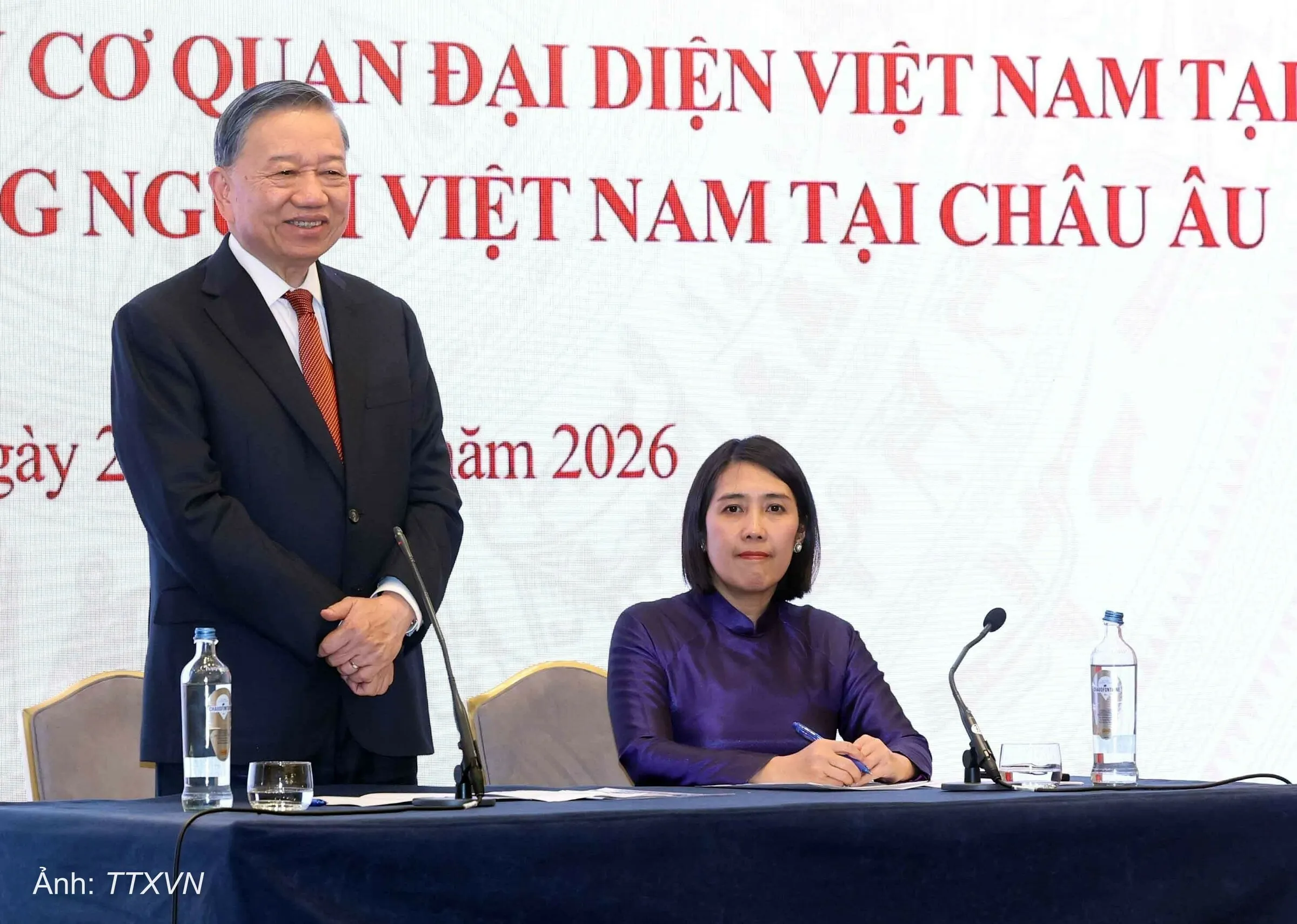 Tổng Bí thư, Chủ tịch nước Tô Lâm gặp đại diện cộng đồng người Việt Nam tại châu Âu ở Brussels, Bỉ, ngày 21/10.