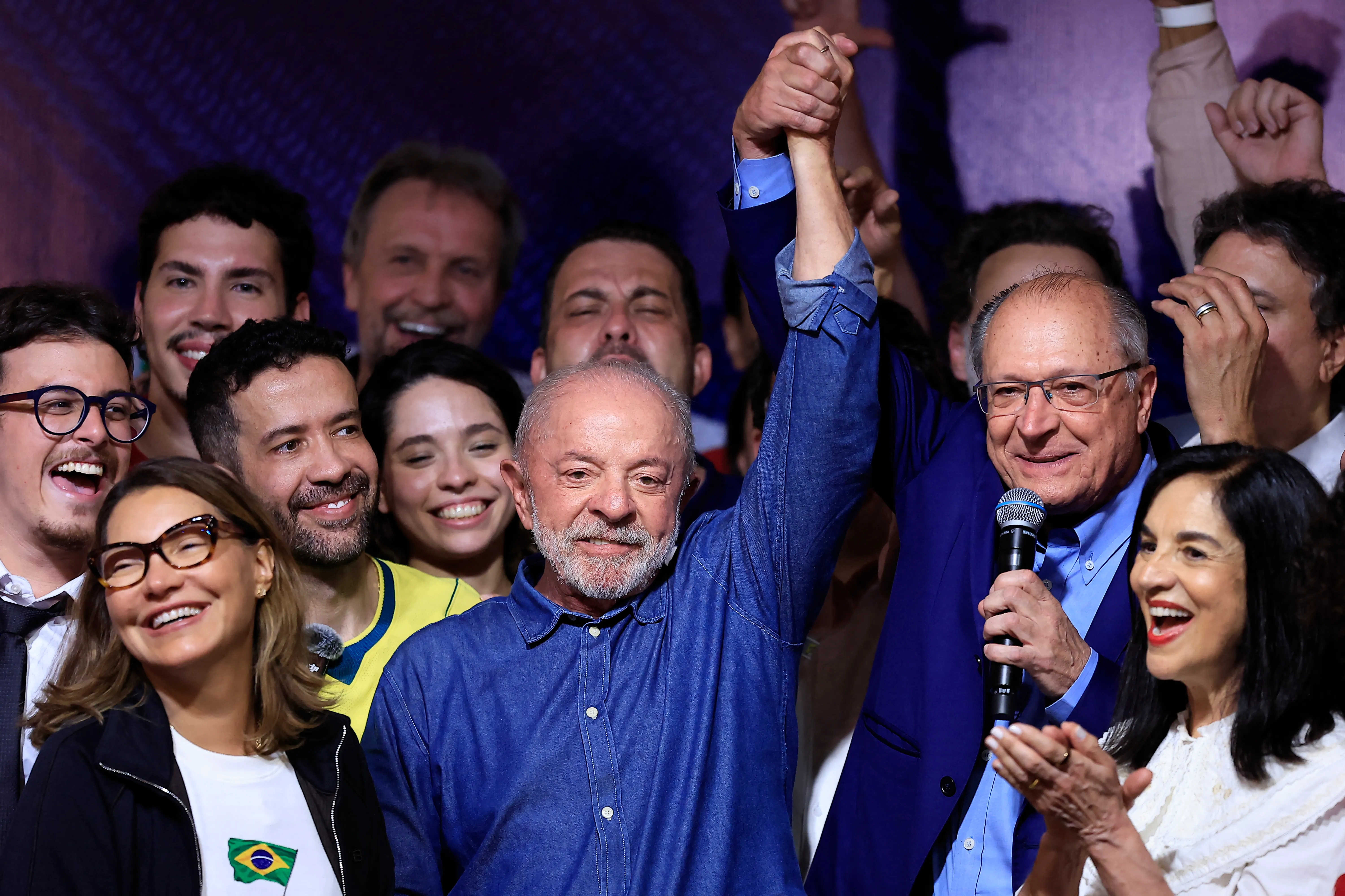 Tổng thống Brazil Lula da Silva (giữa) ăn mừng chiến thắng ngày 25-10 (giờ địa phương) - Ảnh: AFP