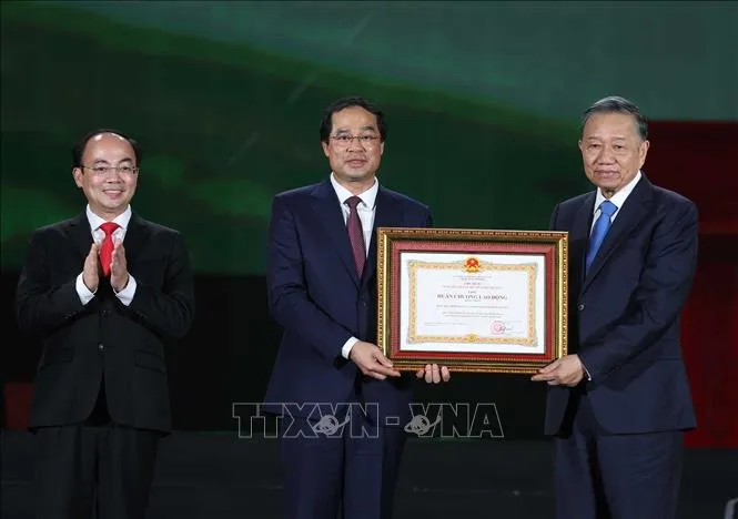 Tổng Bí thư - Chủ tịch nước Tô Lâm trao Huân chương Lao động hạng Nhất cho Đảng bộ, chính quyền và nhân dân tỉnh Thái Nguyên - Ảnh: THỐNG NHẤT - TTXVN
