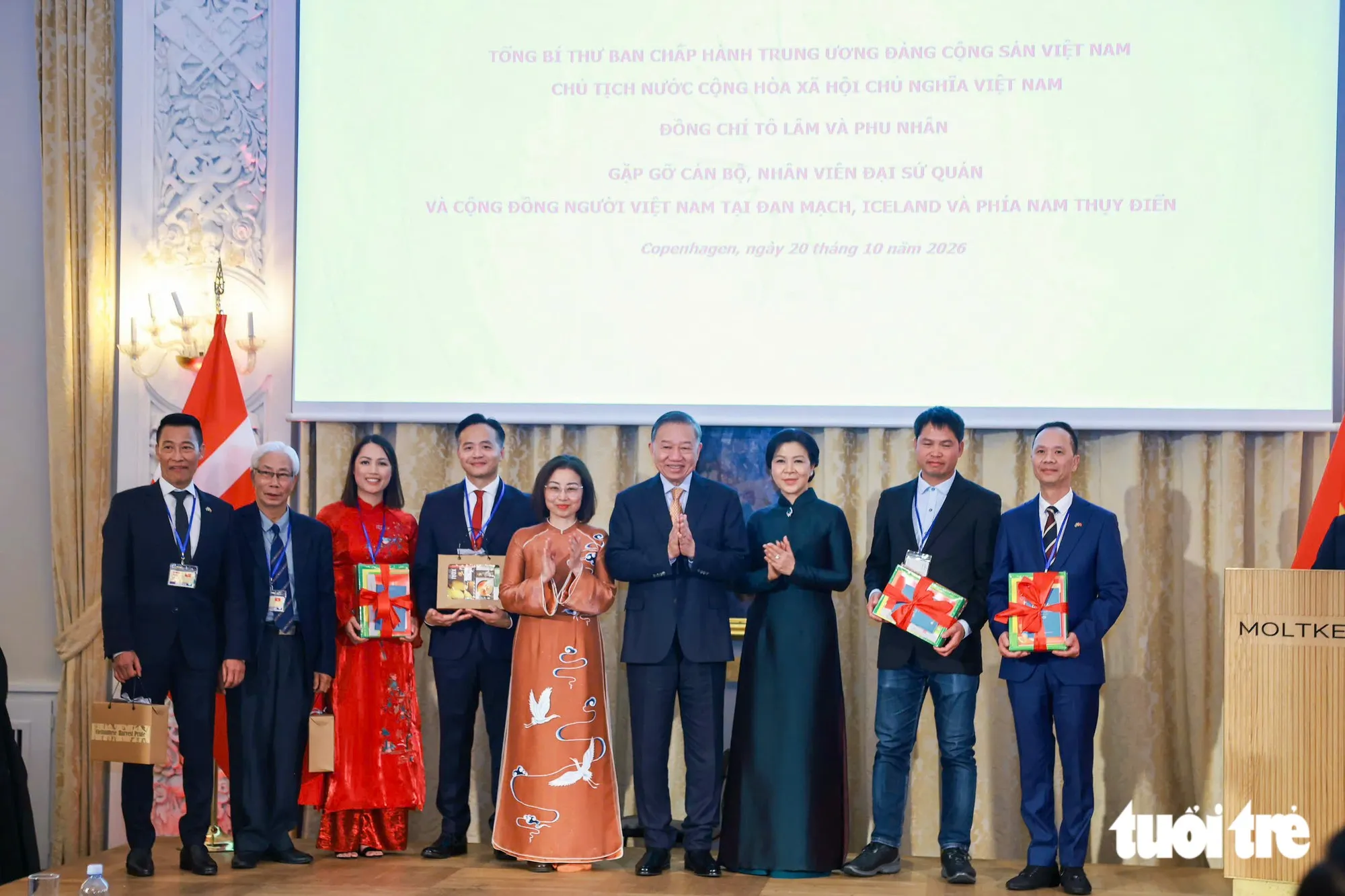 Tổng Bí thư, Chủ tịch nước Tô Lâm và Phu nhân chụp ảnh cùng một số đại diện kiều bào - Ảnh: NGUYỄN KHÁNH