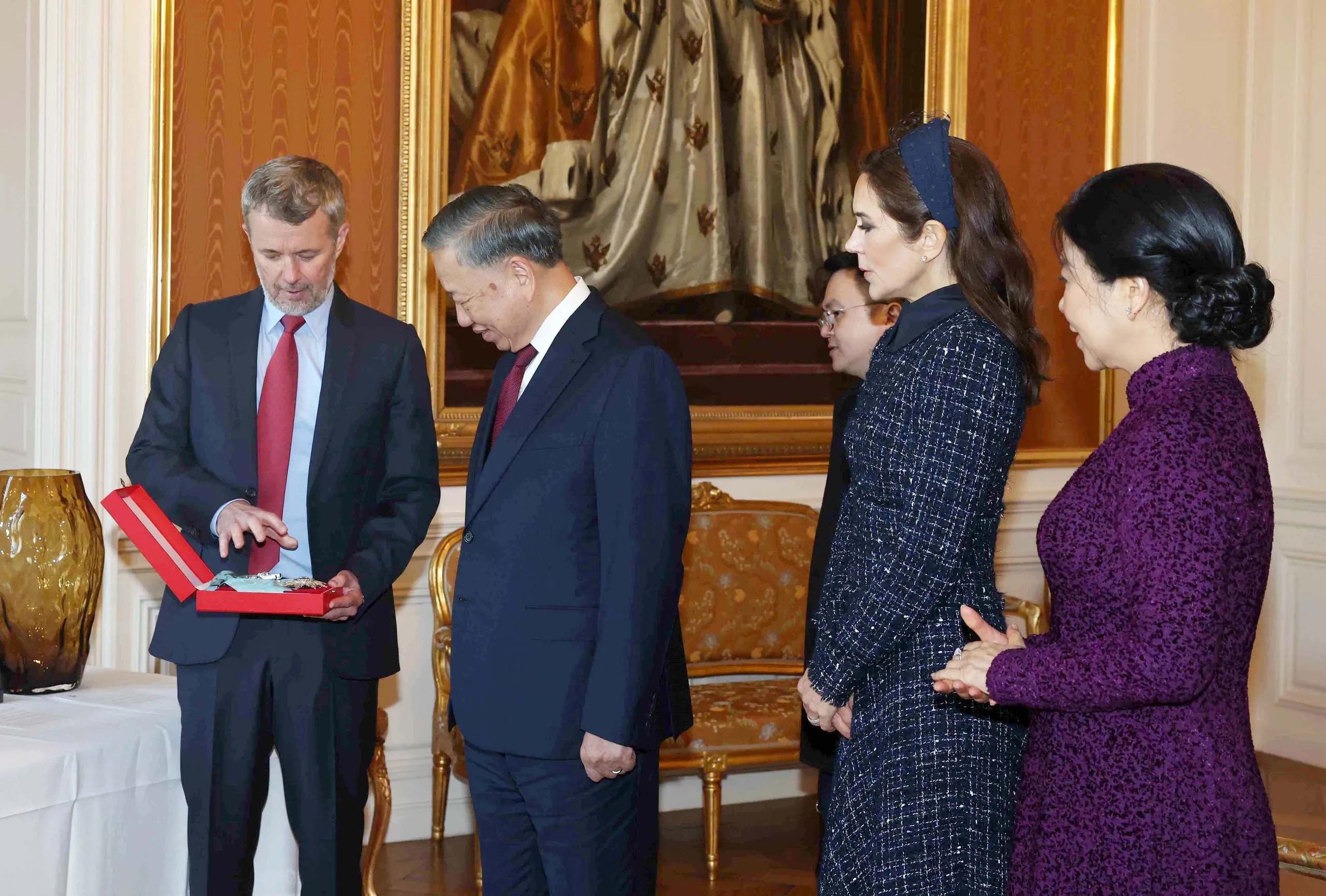 Nhà vua Đan Mạch Frederik X trao tặng Huân chương Voi cho Tổng Bí thư, Chủ tịch nước Tô Lâm - Ảnh: TTXVN