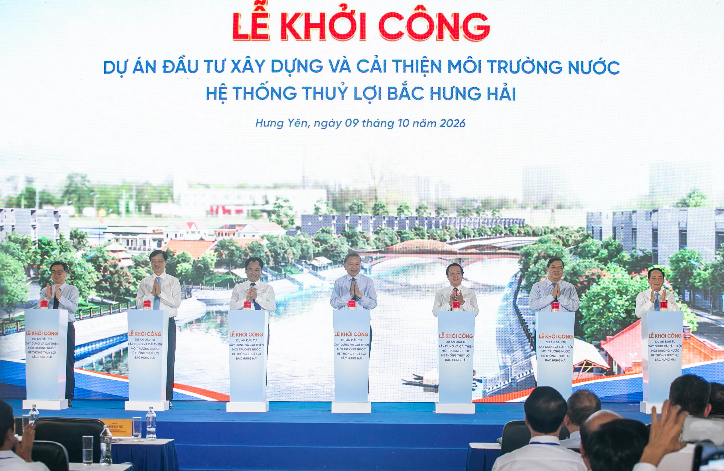 Tổng Bí thư, Chủ tịch nước Tô Lâm và các đại biểu thực hiện nghi thức khởi công Dự án nâng cấp, hiện đại hóa và cải thiện môi trường nước hệ thống thủy lợi Bắc Hưng Hải - Ảnh: C. TUỆ