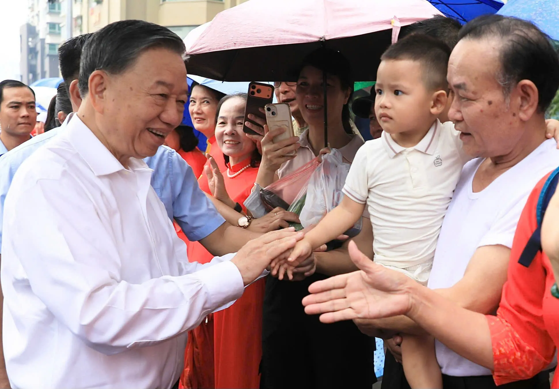 Tổng Bí thư, Chủ tịch nước Tô Lâm trò chuyện với người dân ở phường Cầu Giấy.