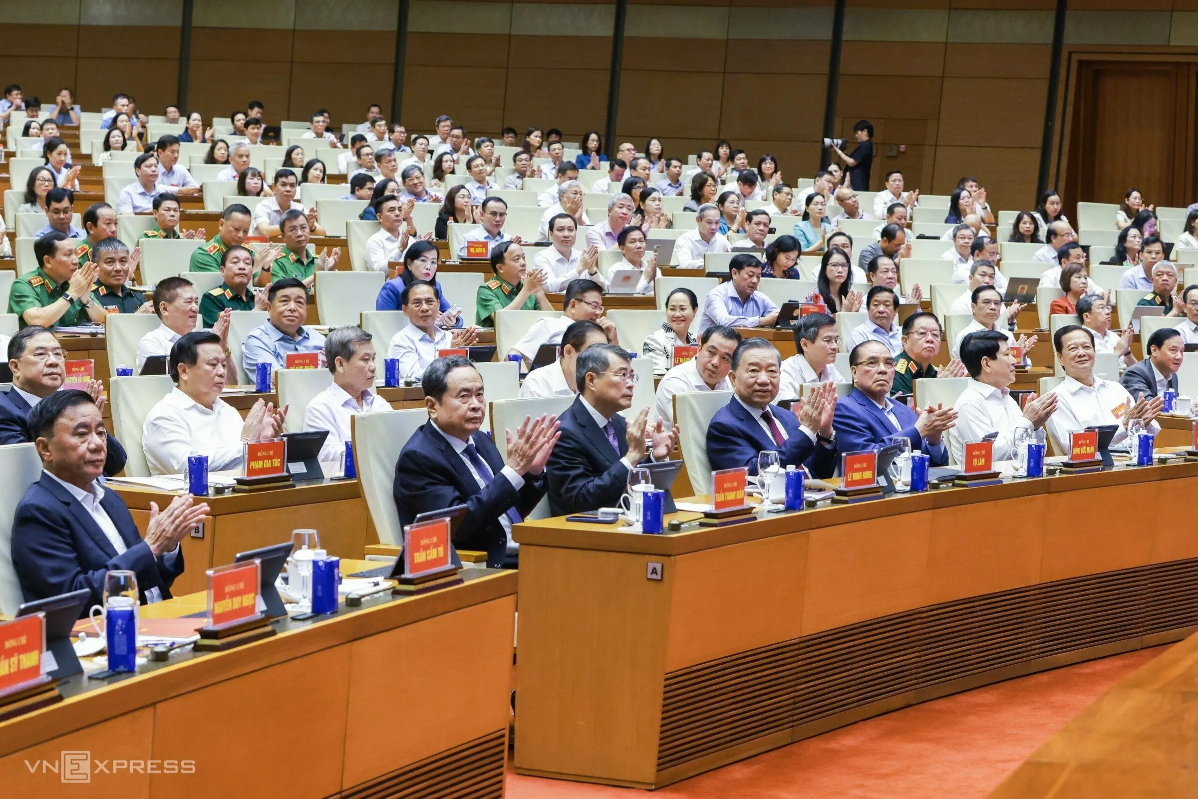 Lãnh đạo, nguyên lãnh đạo Đảng, Nhà nước, và các đại biểu dự hội nghị quán triệt Nghị quyết tại hội trường Diên Hồng, Nhà Quốc hội.