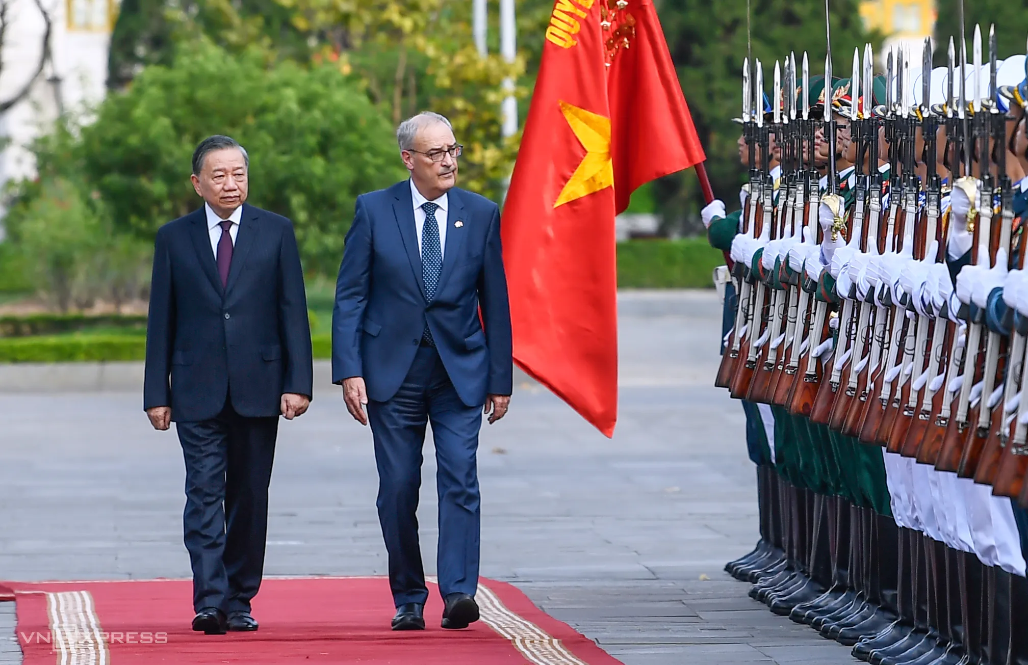 Tổng Bí thư, Chủ tịch nước Tô Lâm và Tổng thống Thụy Sĩ Guy Parmelin duyệt đội danh dự.