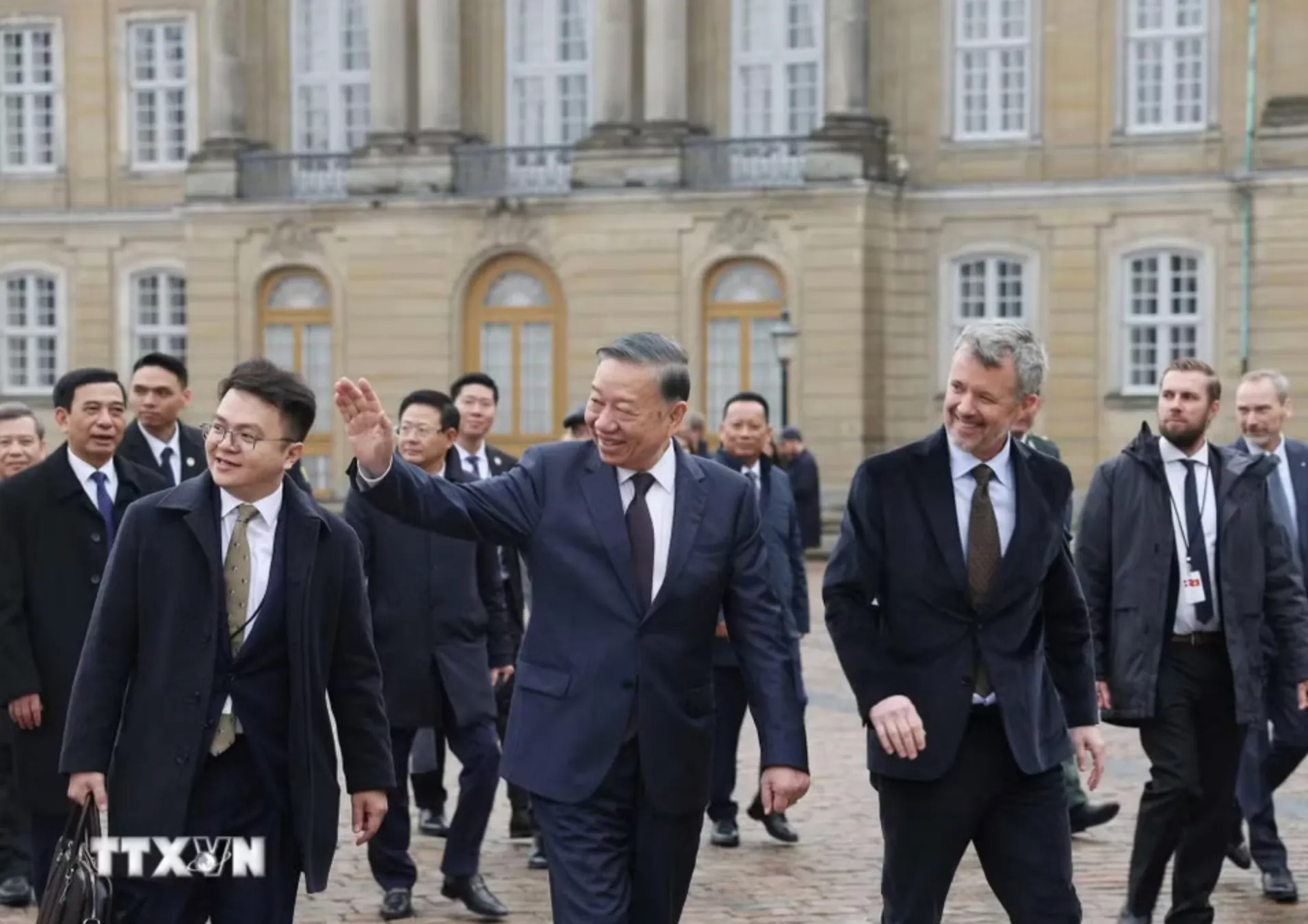 Tổng Bí thư, Chủ tịch nước Tô Lâm và Nhà vua Đan Mạch Frederik X vẫy tay chào người dân địa phương khi đến bến cảng Copenhagen - Ảnh: TTXVN