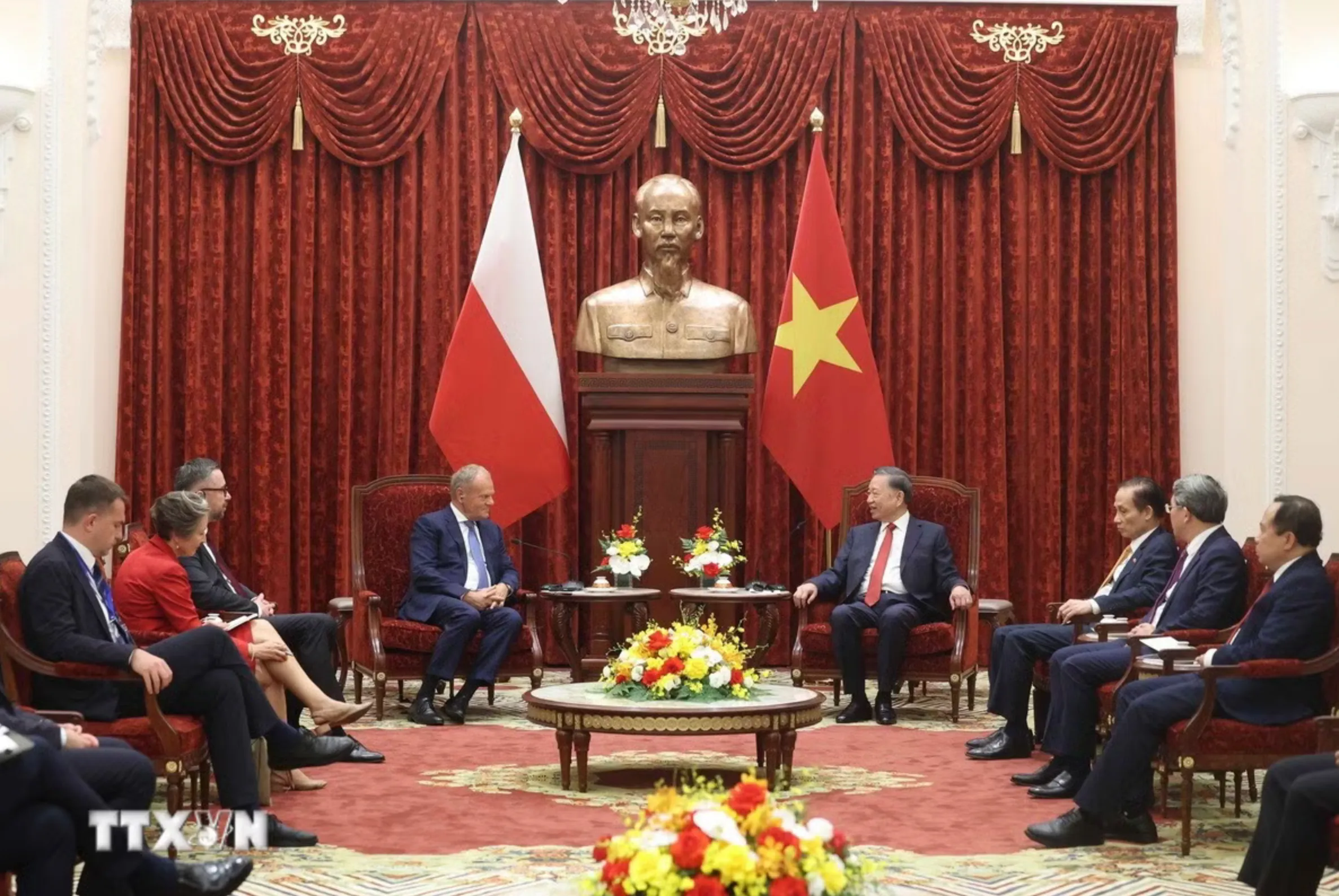 Thủ tướng Donald Tusk bày tỏ cá nhân ông và nhân dân Ba Lan luôn có tình cảm đặc biệt dành cho đất nước và con người Việt Nam, khẳng định luôn trân trọng dân tộc Việt Nam anh hùng trong đấu tranh bảo vệ Tổ quốc và xây dựng đất nước - Ảnh: TTXVN
