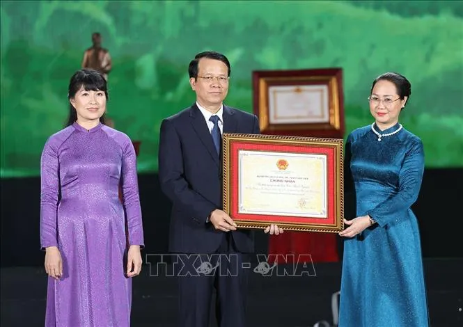 Bộ trưởng Bộ trưởng Bộ Văn hóa, Thể Thao và Du lịch Lâm Thị Phương Thanh (bên phải ảnh) trao chứng nhận ghi danh 