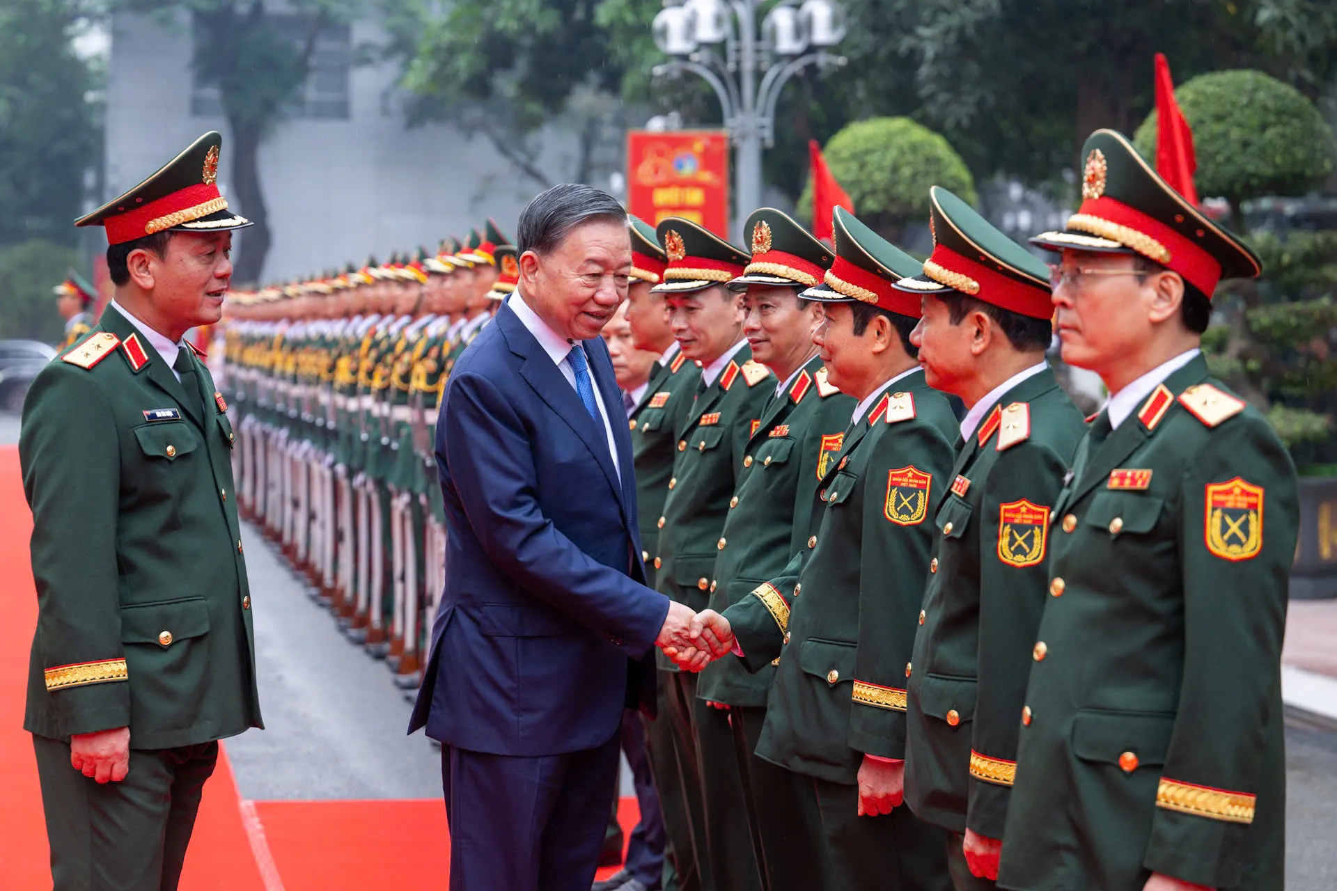 Tổng Bí thư, Chủ tịch nước Tô Lâm chúc mừng lãnh đạo Bộ Quốc phòng, Bộ Tư lệnh Thủ đô Hà Nội dịp 80 năm Ngày Truyền thống của Lực lượng vũ trang Thủ đô - Ảnh: VIỆT TRUNG