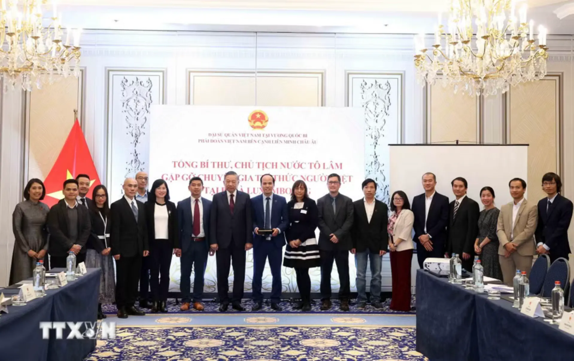 Tổng Bí thư, Chủ tịch nước Tô Lâm chụp ảnh cùng đại diện chuyên gia, trí thức người Việt tại Bỉ và Luxembourg - Ảnh: TTXVN