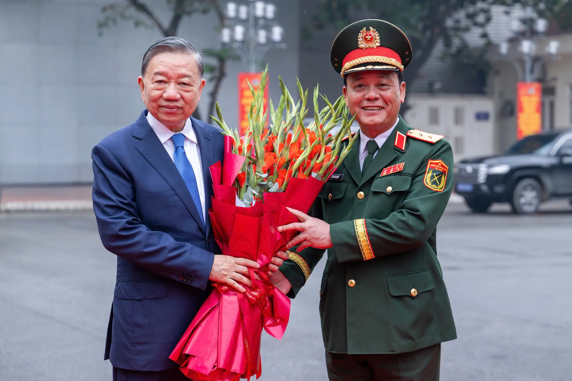 Thiếu tướng Đào Văn Nhận, Tư lệnh Bộ Tư lệnh Thủ đô Hà Nội tặng hoa Tổng Bí thư, Chủ tịch nước Tô Lâm - Ảnh: VIỆT TRUNG