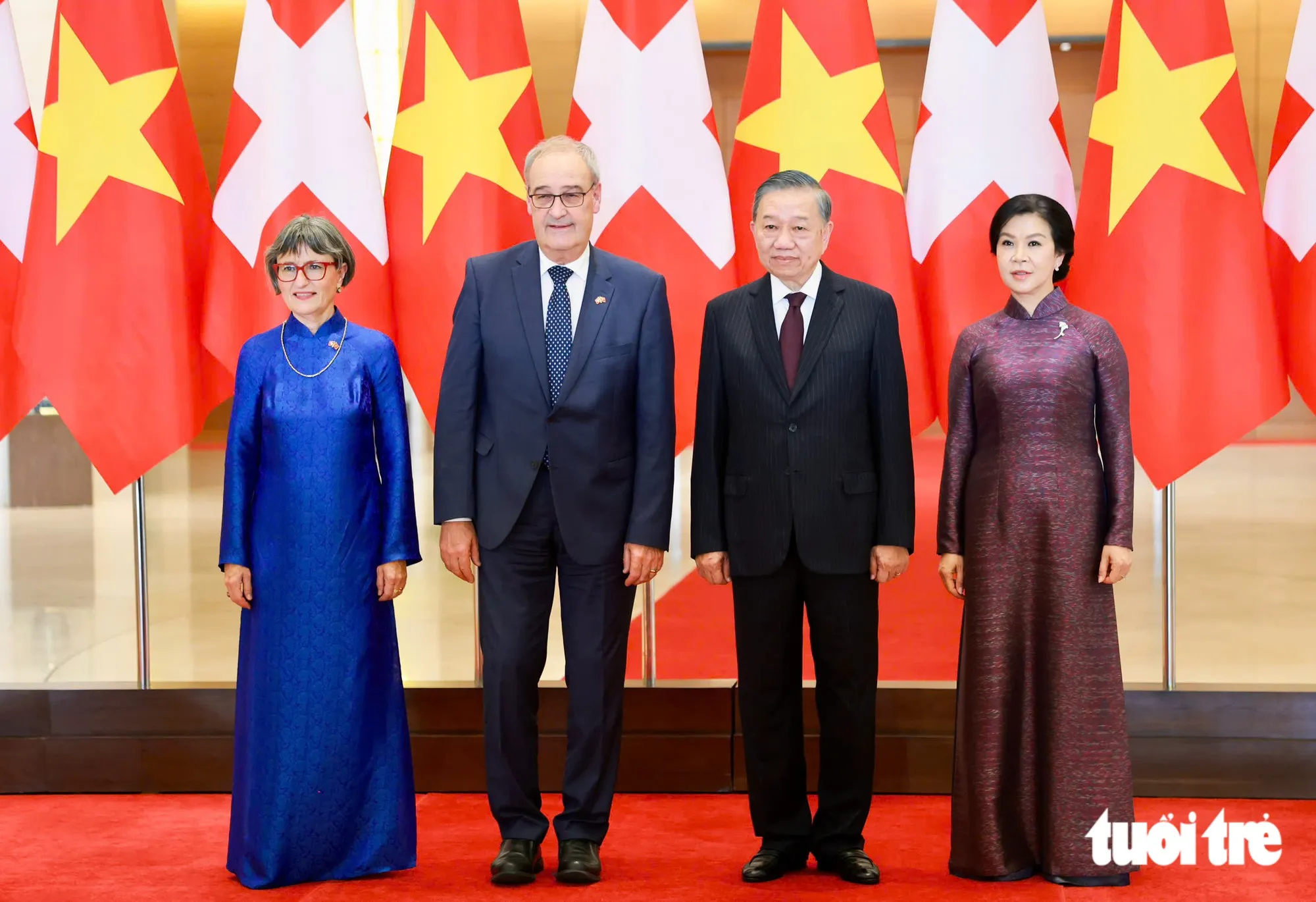 Tổng Bí thư, Chủ tịch nước Tô Lâm và Phu nhân Ngô Phương Ly chụp ảnh cùng Tổng thống Thụy Sĩ Guy Parmelin và Phu nhân Caroline Parmelin - Ảnh: NGUYỄN KHÁNH