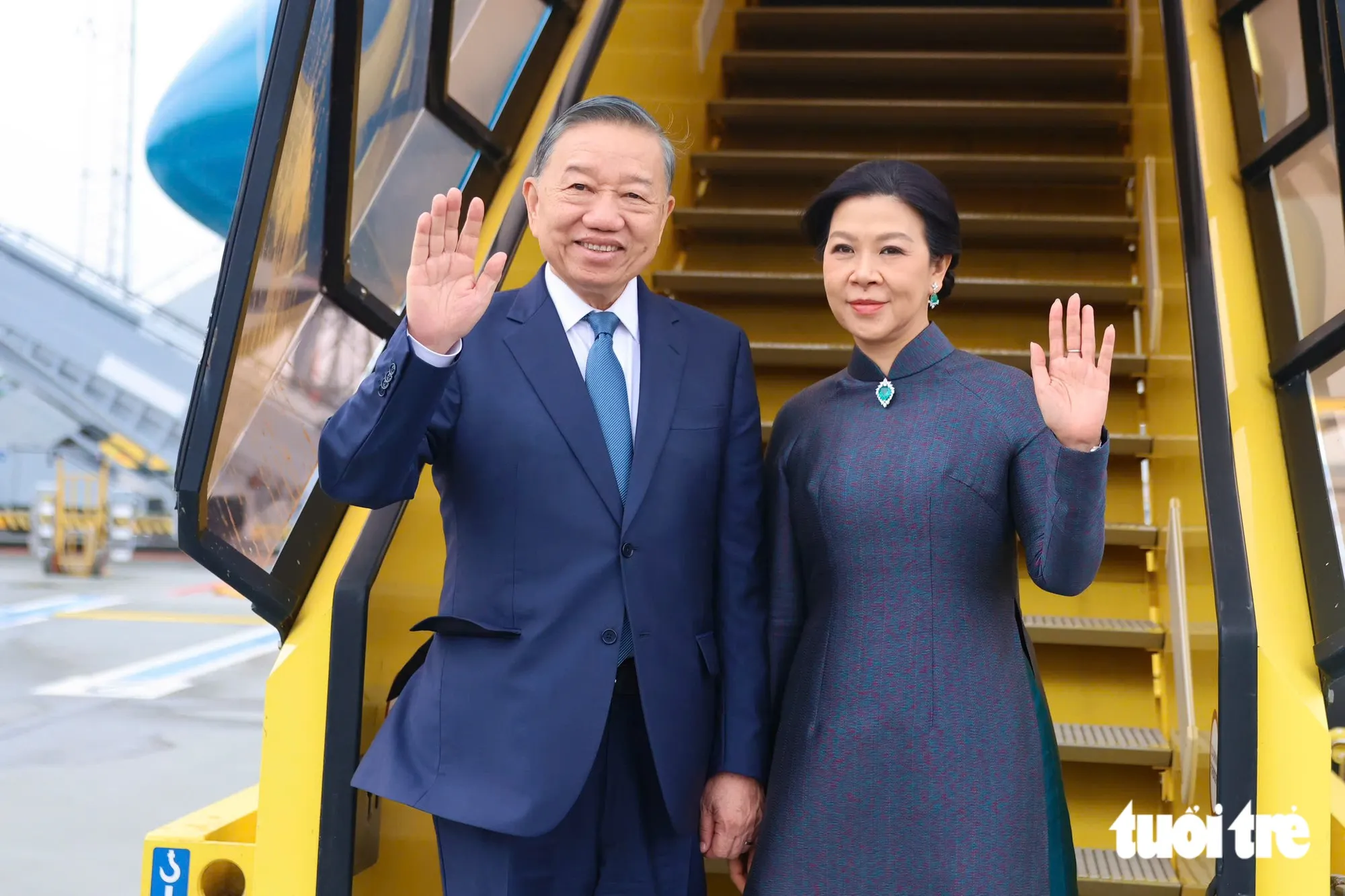 Tổng Bí thư, Chủ tịch nước Tô Lâm và Phu nhân Ngô Phương Ly vẫy tay chào trước khi lên chuyên cơ sang Bỉ - Ảnh: NGUYỄN KHÁNH