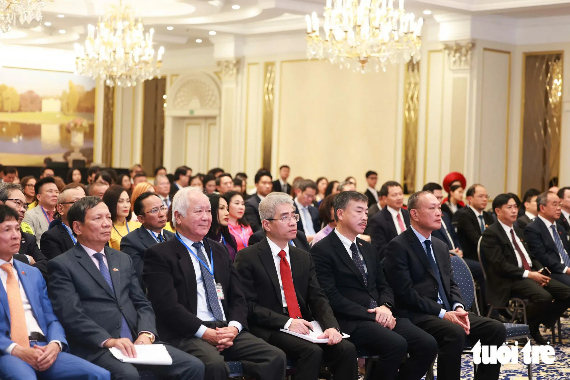 Tham dự cuộc gặp có đại sứ, trưởng cơ quan đại diện Việt Nam tại một số nước châu Âu - Ảnh: NGUYỄN KHÁNH