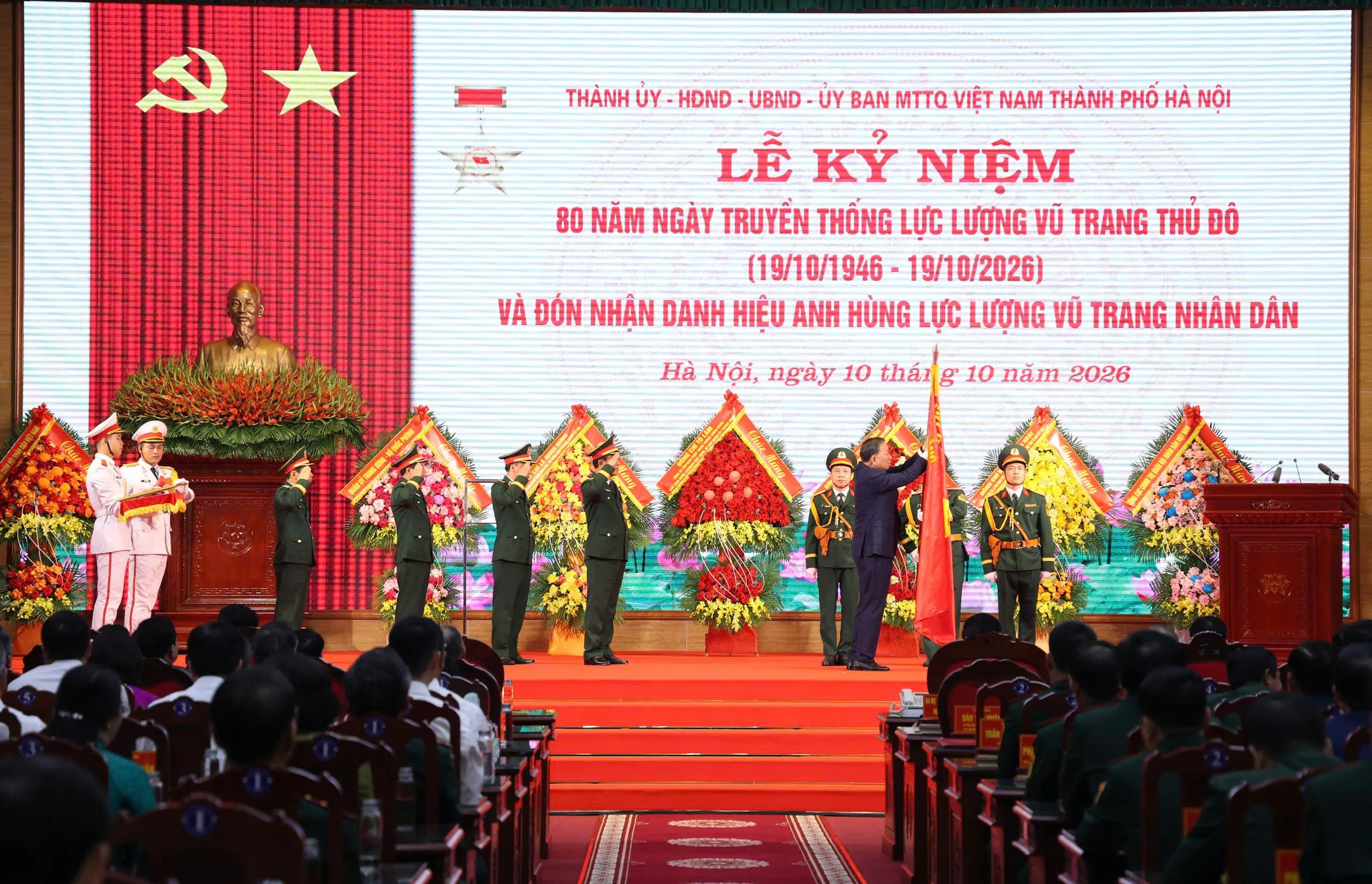 Tổng Bí thư, Chủ tịch nước Tô Lâm trao tặng Danh hiệu Anh hùng Lực lượng vũ trang nhân dân cho Bộ Tư lệnh Thủ đô Hà Nội, Bộ Quốc phòng - Ảnh: NGUYỄN DŨNG