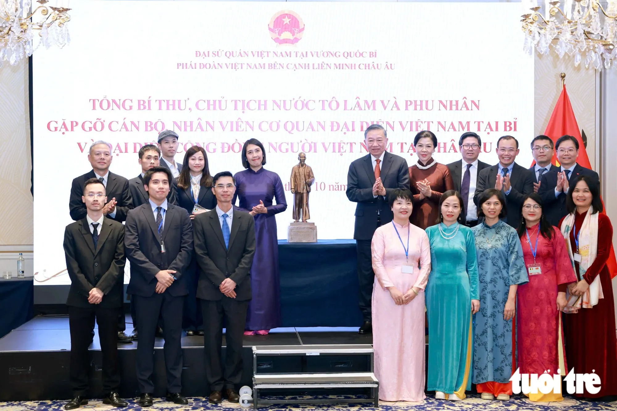 Tổng Bí thư, Chủ tịch nước Tô Lâm và Phu nhân Ngô Phương Ly tặng tượng 