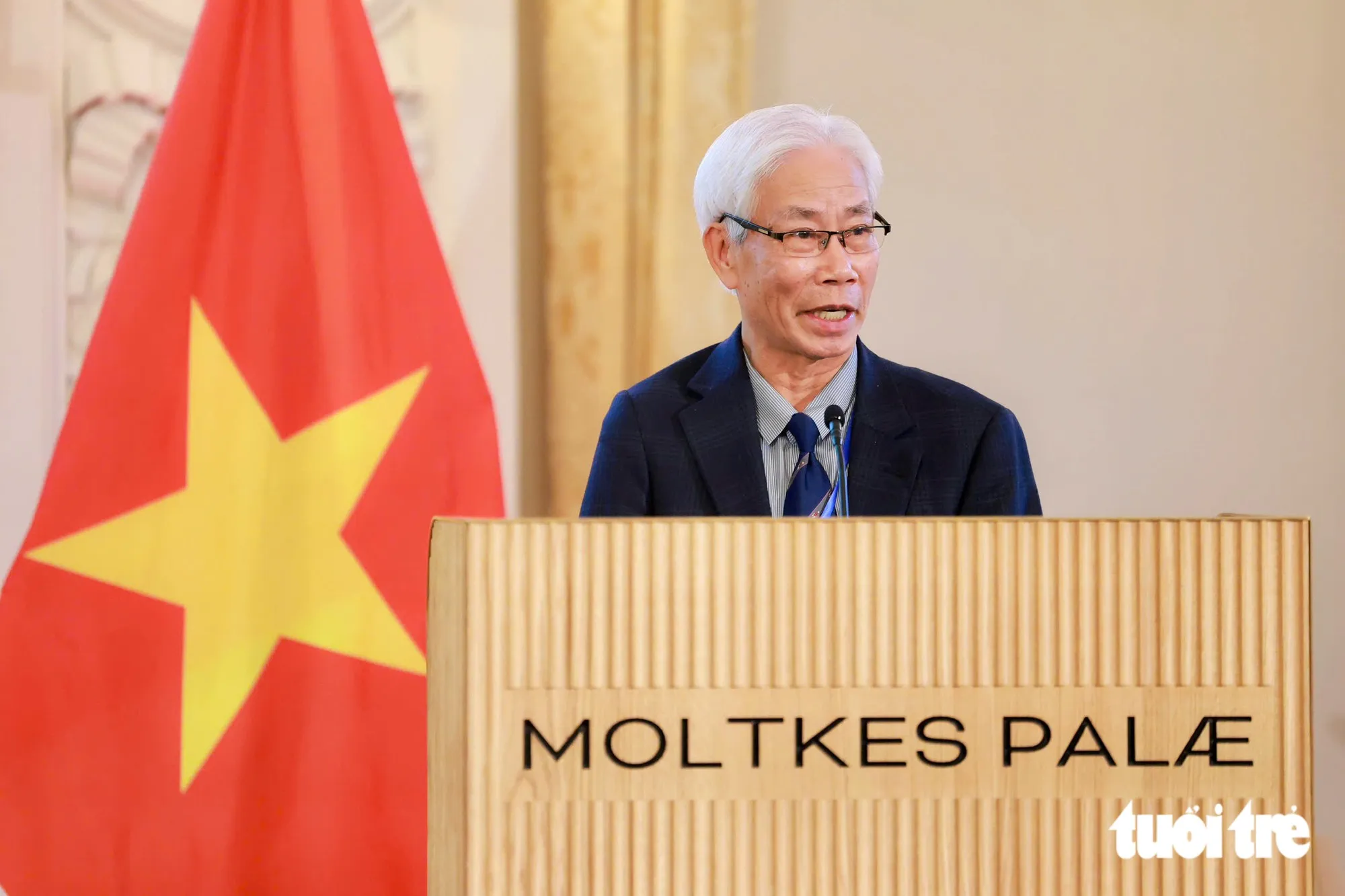 Bác Trần Hương Liên, người đã ở Đan Mạch 46 năm, phát biểu thay mặt cộng đồng người Việt tại Đan Mạch - Ảnh: NGUYỄN KHÁNH