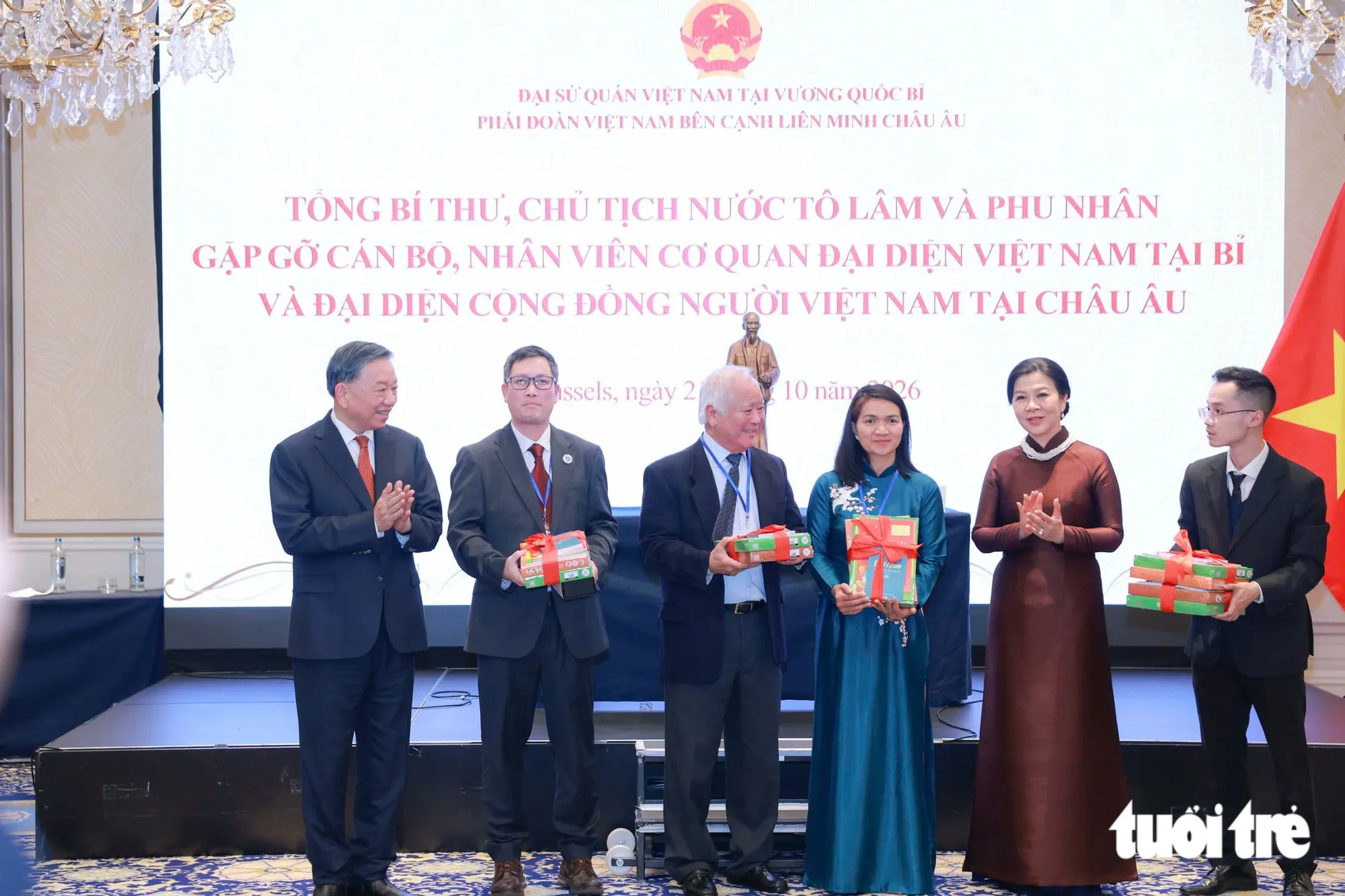 Phu nhân Ngô Phương Ly tặng một số đầu sách cho Hội người Việt Nam tại Bỉ - Ảnh: NGUYỄN KHÁNH