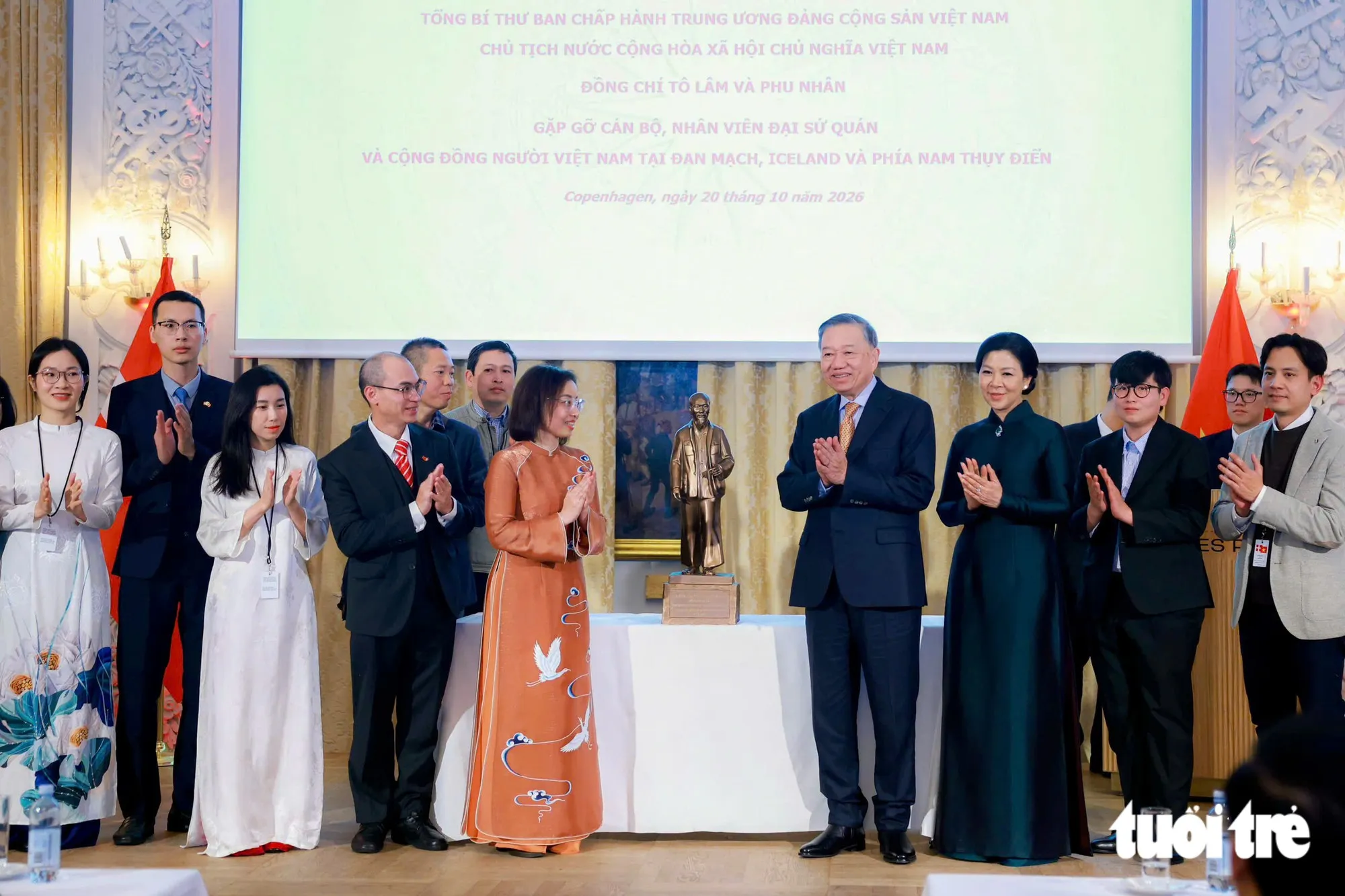 Tổng Bí thư, Chủ tịch nước Tô Lâm và Phu nhân Ngô Phương Ly tặng tượng 