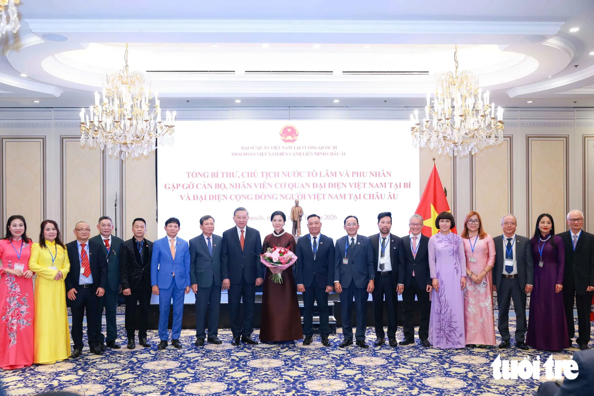 Tổng Bí thư, Chủ tịch nước Tô Lâm và Phu nhân Ngô Phương Ly chụp ảnh chung với đại diện cộng đồng kiều bào Việt Nam tại châu Âu - Ảnh: NGUYỄN KHÁNH