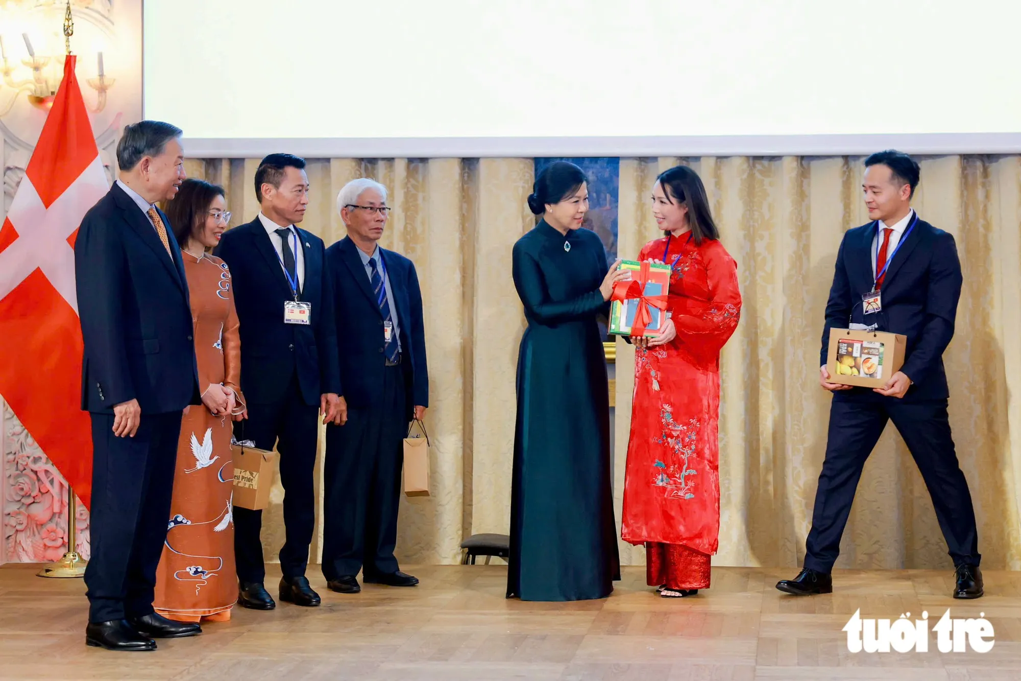 Phu nhân Ngô Phương Ly tặng sách học tiếng Việt cho đại diện kiều bào tại Đan Mạch, Iceland, Thuỵ Điển - Ảnh: NGUYỄN KHÁNH